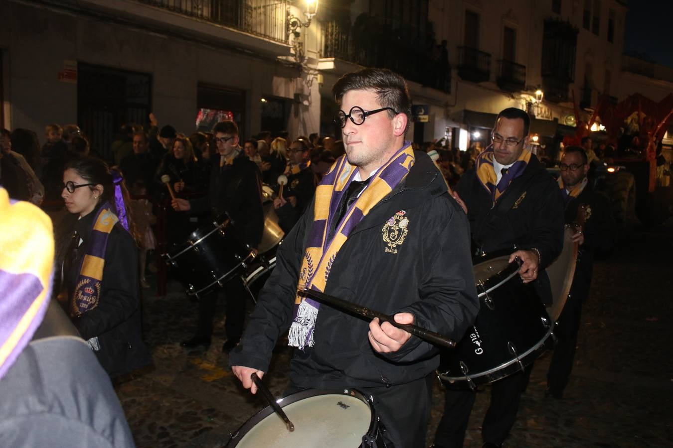 Jerez de los Caballeros se inundó de magia, ilusión y colorido con su tradicional Cabalgata de Reyes Magos. Primero, fueron los mayores de la Residencia Hernando de Soto quienes disfrutaron de la presencia de sus Majestades de Oriente junto a la visita de autoridades y miembros de las distintas cofradías y hermandades. Desde el Ayuntamiento se había dispuesto este año un recorrido distinto y el el entorno del citado centro, junto al parque de Santa Lucía, fue el punto de partida de una cabalgata que vivió uno de sus momentos más extraordinarios en la Plaza de España con mucha presencia de público. Junto a los tronos de Melchor, Gaspar y Baltasar, carrozas realizadas por el Ayuntamiento, destacó la participación de asociaciones y colectivos: vecinos de La Bazana, 'Euexia Rural', la Asociación cultural del Belén Santa Ángela y la Asociación juvenil 'La Trouppe', que con más de 100 componentes ofreció un gran espectáculo con la recreación de la fantasía de 'El Rey león'. La música acrecentó el ambiente de ilusión, con los sones de la Agrupación Musical 'Nuestro Padre Jesús Nazareno' y la Agrupación Musical 'Maestro Sousa' de la OJE. Los más pequeños vivieron la cita con emoción y fueron los verdaderos protagonistas del mejor prólogo de una de las noches más especiales del año.Además del amplio despliegue de fantasía y colorido, estuvo la labor de: Policía Local, Cruz Roja, Protección Civil, Bomberos, Guardia Civil, para el buen desarrollo de este evento.