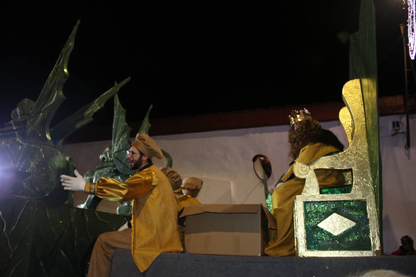 Jerez de los Caballeros se inundó de magia, ilusión y colorido con su tradicional Cabalgata de Reyes Magos. Primero, fueron los mayores de la Residencia Hernando de Soto quienes disfrutaron de la presencia de sus Majestades de Oriente junto a la visita de autoridades y miembros de las distintas cofradías y hermandades. Desde el Ayuntamiento se había dispuesto este año un recorrido distinto y el el entorno del citado centro, junto al parque de Santa Lucía, fue el punto de partida de una cabalgata que vivió uno de sus momentos más extraordinarios en la Plaza de España con mucha presencia de público. Junto a los tronos de Melchor, Gaspar y Baltasar, carrozas realizadas por el Ayuntamiento, destacó la participación de asociaciones y colectivos: vecinos de La Bazana, 'Euexia Rural', la Asociación cultural del Belén Santa Ángela y la Asociación juvenil 'La Trouppe', que con más de 100 componentes ofreció un gran espectáculo con la recreación de la fantasía de 'El Rey león'. La música acrecentó el ambiente de ilusión, con los sones de la Agrupación Musical 'Nuestro Padre Jesús Nazareno' y la Agrupación Musical 'Maestro Sousa' de la OJE. Los más pequeños vivieron la cita con emoción y fueron los verdaderos protagonistas del mejor prólogo de una de las noches más especiales del año.Además del amplio despliegue de fantasía y colorido, estuvo la labor de: Policía Local, Cruz Roja, Protección Civil, Bomberos, Guardia Civil, para el buen desarrollo de este evento.