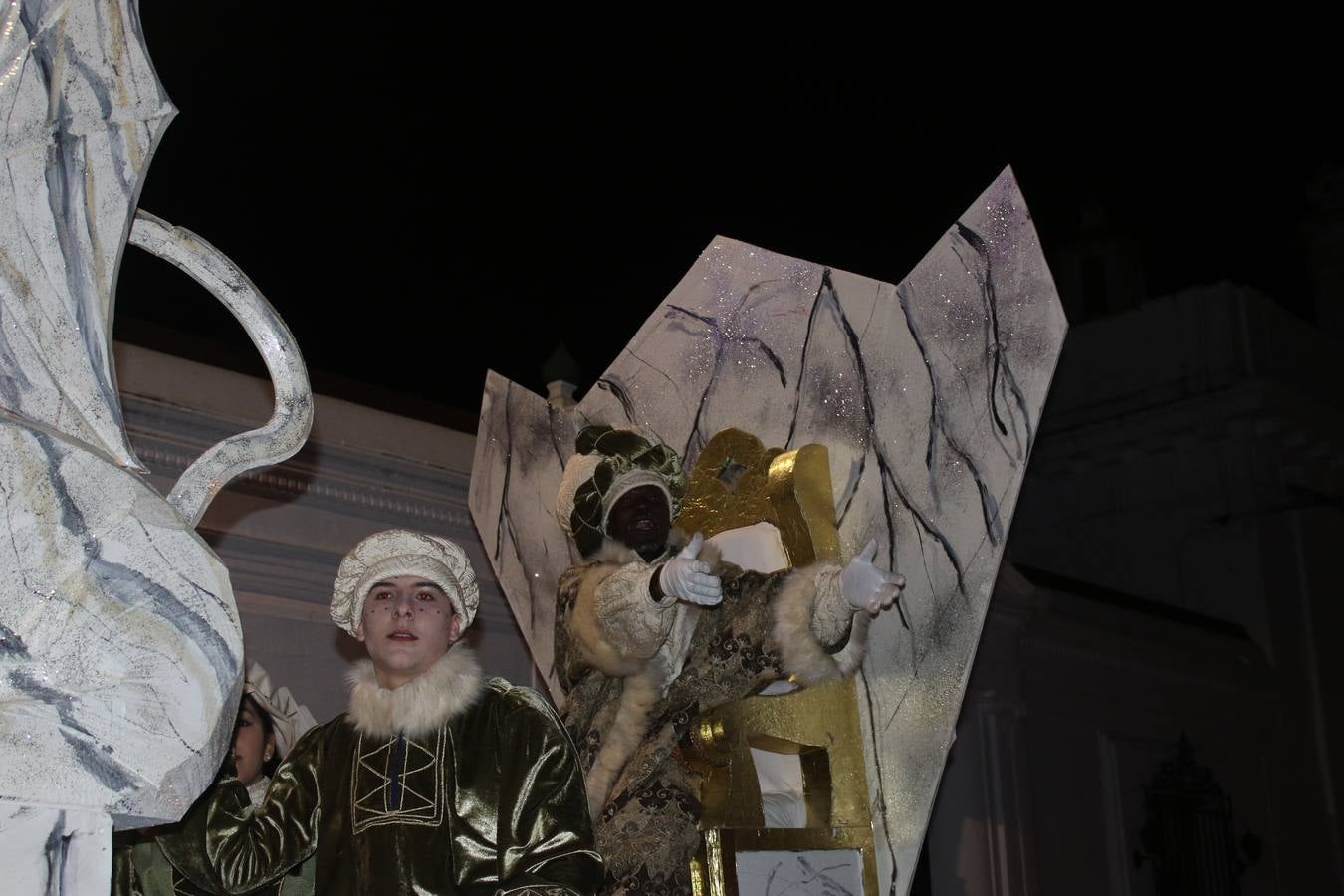 Jerez de los Caballeros se inundó de magia, ilusión y colorido con su tradicional Cabalgata de Reyes Magos. Primero, fueron los mayores de la Residencia Hernando de Soto quienes disfrutaron de la presencia de sus Majestades de Oriente junto a la visita de autoridades y miembros de las distintas cofradías y hermandades. Desde el Ayuntamiento se había dispuesto este año un recorrido distinto y el el entorno del citado centro, junto al parque de Santa Lucía, fue el punto de partida de una cabalgata que vivió uno de sus momentos más extraordinarios en la Plaza de España con mucha presencia de público. Junto a los tronos de Melchor, Gaspar y Baltasar, carrozas realizadas por el Ayuntamiento, destacó la participación de asociaciones y colectivos: vecinos de La Bazana, 'Euexia Rural', la Asociación cultural del Belén Santa Ángela y la Asociación juvenil 'La Trouppe', que con más de 100 componentes ofreció un gran espectáculo con la recreación de la fantasía de 'El Rey león'. La música acrecentó el ambiente de ilusión, con los sones de la Agrupación Musical 'Nuestro Padre Jesús Nazareno' y la Agrupación Musical 'Maestro Sousa' de la OJE. Los más pequeños vivieron la cita con emoción y fueron los verdaderos protagonistas del mejor prólogo de una de las noches más especiales del año.Además del amplio despliegue de fantasía y colorido, estuvo la labor de: Policía Local, Cruz Roja, Protección Civil, Bomberos, Guardia Civil, para el buen desarrollo de este evento.
