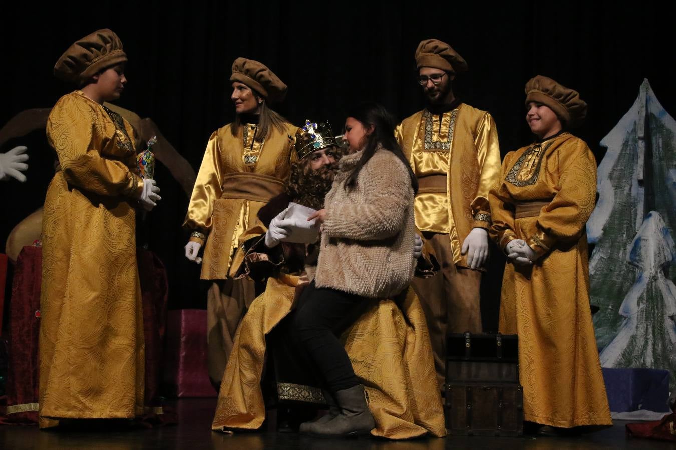 Jerez de los Caballeros se inundó de magia, ilusión y colorido con su tradicional Cabalgata de Reyes Magos. Primero, fueron los mayores de la Residencia Hernando de Soto quienes disfrutaron de la presencia de sus Majestades de Oriente junto a la visita de autoridades y miembros de las distintas cofradías y hermandades. Desde el Ayuntamiento se había dispuesto este año un recorrido distinto y el el entorno del citado centro, junto al parque de Santa Lucía, fue el punto de partida de una cabalgata que vivió uno de sus momentos más extraordinarios en la Plaza de España con mucha presencia de público. Junto a los tronos de Melchor, Gaspar y Baltasar, carrozas realizadas por el Ayuntamiento, destacó la participación de asociaciones y colectivos: vecinos de La Bazana, 'Euexia Rural', la Asociación cultural del Belén Santa Ángela y la Asociación juvenil 'La Trouppe', que con más de 100 componentes ofreció un gran espectáculo con la recreación de la fantasía de 'El Rey león'. La música acrecentó el ambiente de ilusión, con los sones de la Agrupación Musical 'Nuestro Padre Jesús Nazareno' y la Agrupación Musical 'Maestro Sousa' de la OJE. Los más pequeños vivieron la cita con emoción y fueron los verdaderos protagonistas del mejor prólogo de una de las noches más especiales del año.Además del amplio despliegue de fantasía y colorido, estuvo la labor de: Policía Local, Cruz Roja, Protección Civil, Bomberos, Guardia Civil, para el buen desarrollo de este evento.