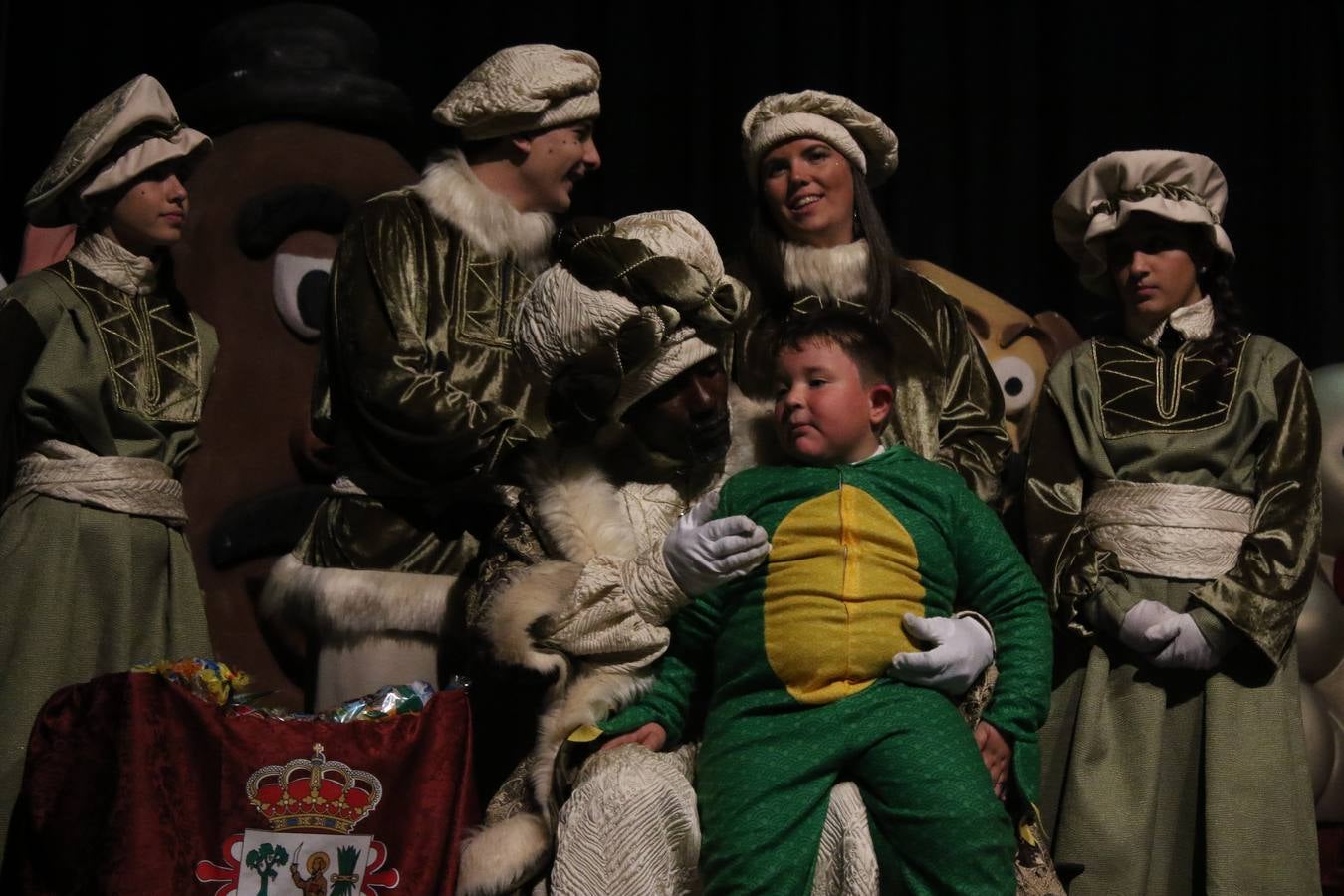 Jerez de los Caballeros se inundó de magia, ilusión y colorido con su tradicional Cabalgata de Reyes Magos. Primero, fueron los mayores de la Residencia Hernando de Soto quienes disfrutaron de la presencia de sus Majestades de Oriente junto a la visita de autoridades y miembros de las distintas cofradías y hermandades. Desde el Ayuntamiento se había dispuesto este año un recorrido distinto y el el entorno del citado centro, junto al parque de Santa Lucía, fue el punto de partida de una cabalgata que vivió uno de sus momentos más extraordinarios en la Plaza de España con mucha presencia de público. Junto a los tronos de Melchor, Gaspar y Baltasar, carrozas realizadas por el Ayuntamiento, destacó la participación de asociaciones y colectivos: vecinos de La Bazana, 'Euexia Rural', la Asociación cultural del Belén Santa Ángela y la Asociación juvenil 'La Trouppe', que con más de 100 componentes ofreció un gran espectáculo con la recreación de la fantasía de 'El Rey león'. La música acrecentó el ambiente de ilusión, con los sones de la Agrupación Musical 'Nuestro Padre Jesús Nazareno' y la Agrupación Musical 'Maestro Sousa' de la OJE. Los más pequeños vivieron la cita con emoción y fueron los verdaderos protagonistas del mejor prólogo de una de las noches más especiales del año.Además del amplio despliegue de fantasía y colorido, estuvo la labor de: Policía Local, Cruz Roja, Protección Civil, Bomberos, Guardia Civil, para el buen desarrollo de este evento.