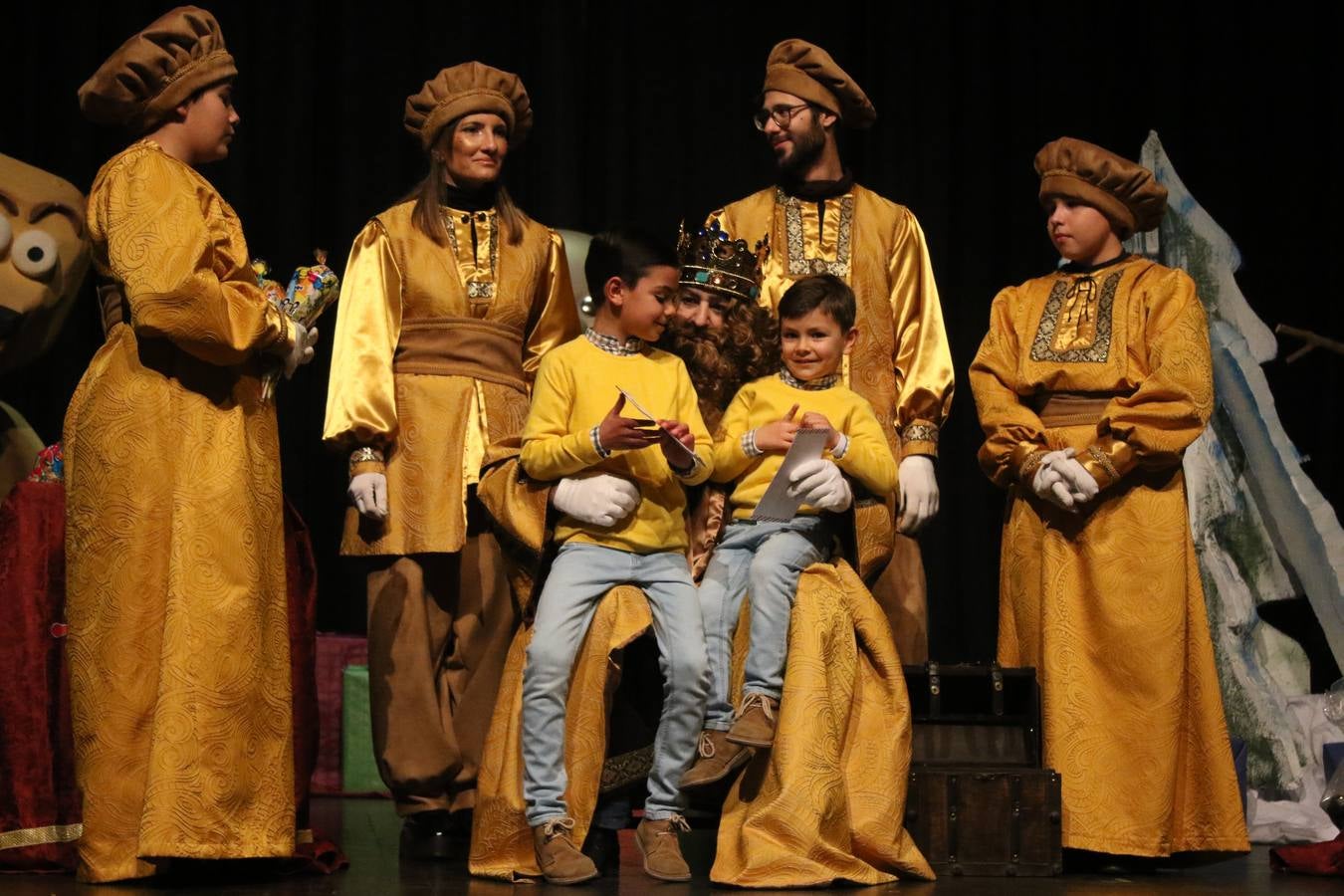Jerez de los Caballeros se inundó de magia, ilusión y colorido con su tradicional Cabalgata de Reyes Magos. Primero, fueron los mayores de la Residencia Hernando de Soto quienes disfrutaron de la presencia de sus Majestades de Oriente junto a la visita de autoridades y miembros de las distintas cofradías y hermandades. Desde el Ayuntamiento se había dispuesto este año un recorrido distinto y el el entorno del citado centro, junto al parque de Santa Lucía, fue el punto de partida de una cabalgata que vivió uno de sus momentos más extraordinarios en la Plaza de España con mucha presencia de público. Junto a los tronos de Melchor, Gaspar y Baltasar, carrozas realizadas por el Ayuntamiento, destacó la participación de asociaciones y colectivos: vecinos de La Bazana, 'Euexia Rural', la Asociación cultural del Belén Santa Ángela y la Asociación juvenil 'La Trouppe', que con más de 100 componentes ofreció un gran espectáculo con la recreación de la fantasía de 'El Rey león'. La música acrecentó el ambiente de ilusión, con los sones de la Agrupación Musical 'Nuestro Padre Jesús Nazareno' y la Agrupación Musical 'Maestro Sousa' de la OJE. Los más pequeños vivieron la cita con emoción y fueron los verdaderos protagonistas del mejor prólogo de una de las noches más especiales del año.Además del amplio despliegue de fantasía y colorido, estuvo la labor de: Policía Local, Cruz Roja, Protección Civil, Bomberos, Guardia Civil, para el buen desarrollo de este evento.
