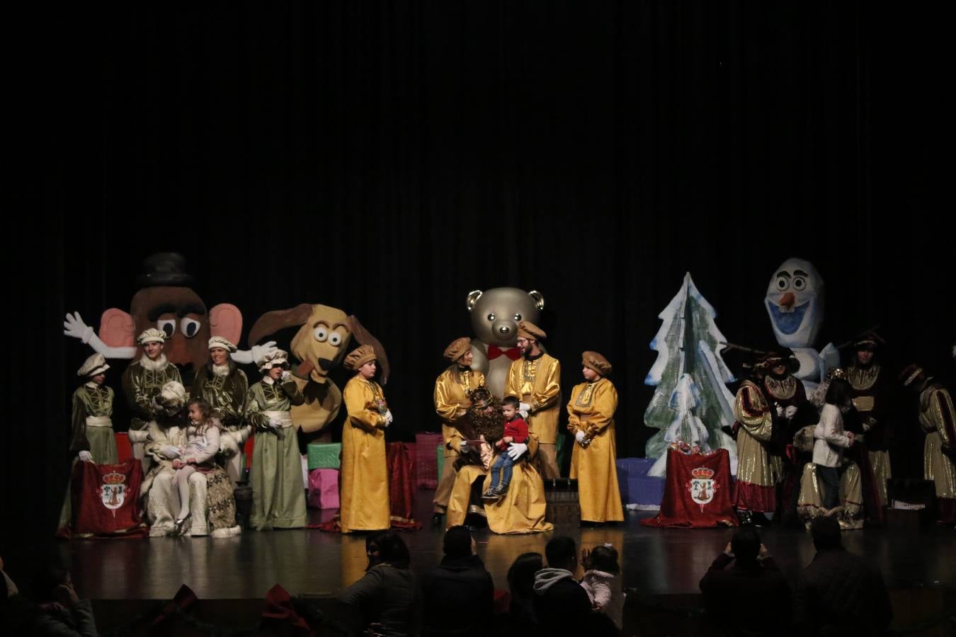 Jerez de los Caballeros se inundó de magia, ilusión y colorido con su tradicional Cabalgata de Reyes Magos. Primero, fueron los mayores de la Residencia Hernando de Soto quienes disfrutaron de la presencia de sus Majestades de Oriente junto a la visita de autoridades y miembros de las distintas cofradías y hermandades. Desde el Ayuntamiento se había dispuesto este año un recorrido distinto y el el entorno del citado centro, junto al parque de Santa Lucía, fue el punto de partida de una cabalgata que vivió uno de sus momentos más extraordinarios en la Plaza de España con mucha presencia de público. Junto a los tronos de Melchor, Gaspar y Baltasar, carrozas realizadas por el Ayuntamiento, destacó la participación de asociaciones y colectivos: vecinos de La Bazana, 'Euexia Rural', la Asociación cultural del Belén Santa Ángela y la Asociación juvenil 'La Trouppe', que con más de 100 componentes ofreció un gran espectáculo con la recreación de la fantasía de 'El Rey león'. La música acrecentó el ambiente de ilusión, con los sones de la Agrupación Musical 'Nuestro Padre Jesús Nazareno' y la Agrupación Musical 'Maestro Sousa' de la OJE. Los más pequeños vivieron la cita con emoción y fueron los verdaderos protagonistas del mejor prólogo de una de las noches más especiales del año.Además del amplio despliegue de fantasía y colorido, estuvo la labor de: Policía Local, Cruz Roja, Protección Civil, Bomberos, Guardia Civil, para el buen desarrollo de este evento.