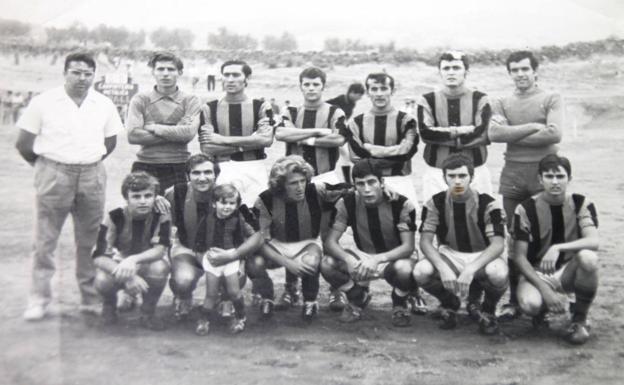 Pepe Larrasa, primero por abajo, a la derecha, en la foto del primer equipo del entonces C.P. Vasco Núñez.
