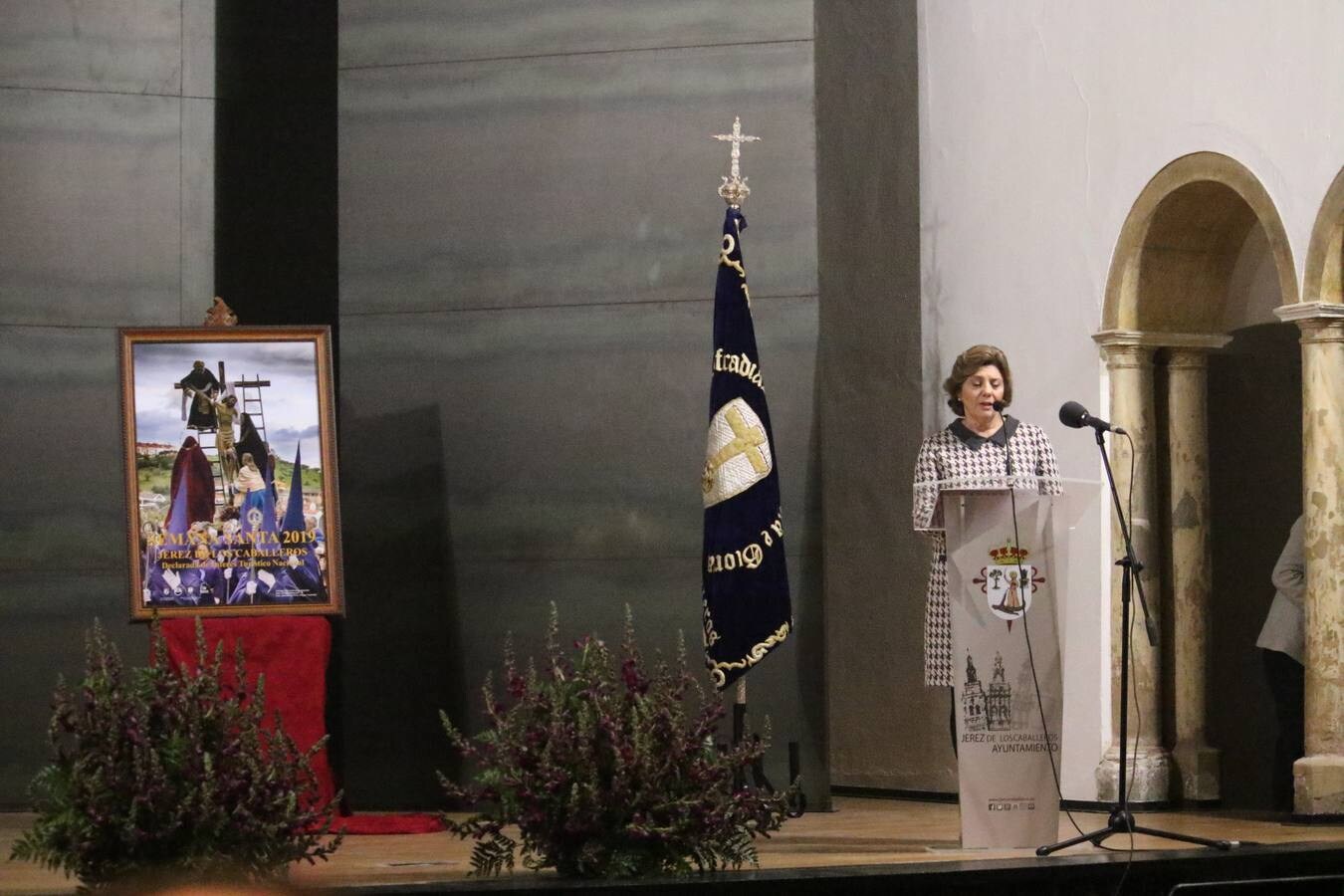 El auditorio del Conventual San Agustín acogió, ayer, la presentación del cartel anunciador de la Semana Santa 2019 de Jerez de los Caballeros. Un cartel, obra del jerezano Juan Manuel Pérez Vázquez, que se consagra, un año más, como mosaico de tradición, sentimiento y fervor de un pueblo por su Semana Mayor y que, esta vez, tiene como protagonista el momento en el que Jesús es bajado de la Cruz, talla de la Cofradía de Nuestro Padre Jesús Nazareno, obra de León Ortega.