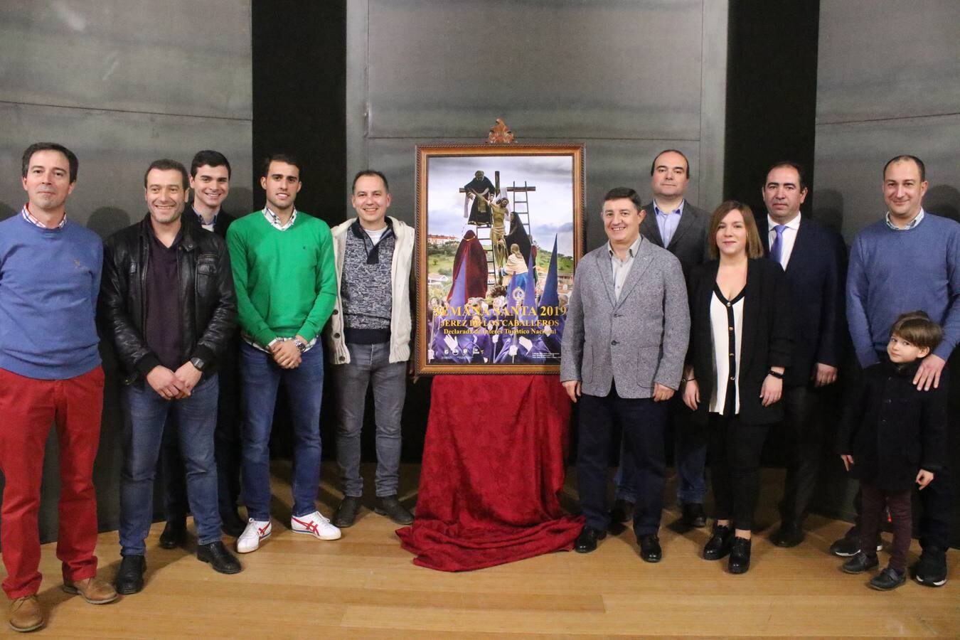 El auditorio del Conventual San Agustín acogió, ayer, la presentación del cartel anunciador de la Semana Santa 2019 de Jerez de los Caballeros. Un cartel, obra del jerezano Juan Manuel Pérez Vázquez, que se consagra, un año más, como mosaico de tradición, sentimiento y fervor de un pueblo por su Semana Mayor y que, esta vez, tiene como protagonista el momento en el que Jesús es bajado de la Cruz, talla de la Cofradía de Nuestro Padre Jesús Nazareno, obra de León Ortega.