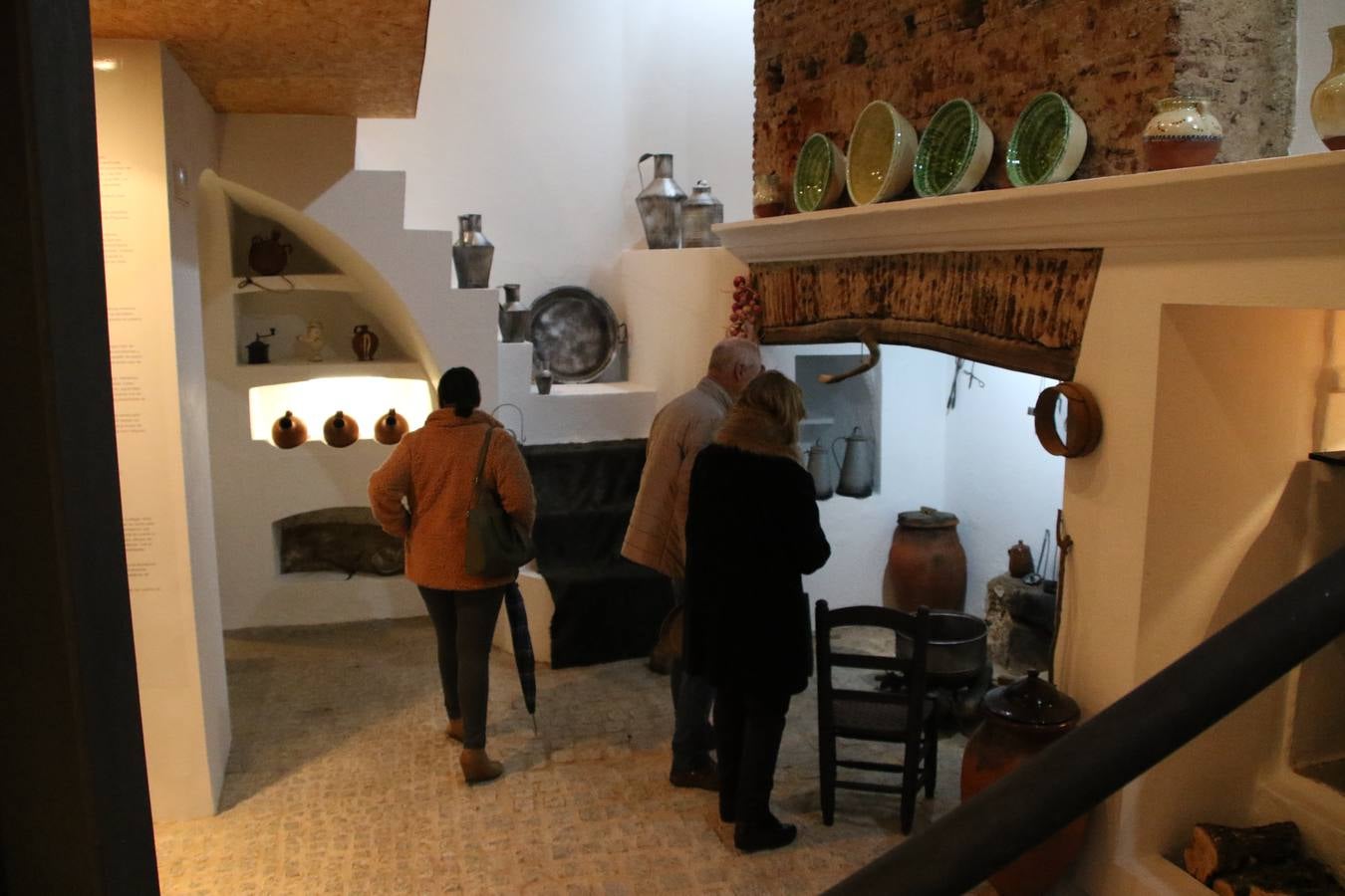 La Casa-Museo Vasco Núñez de Balboa reabrió, ayer, sus puertas con motivo del V Centenario de la muerte del ilustre explorador, gobernante y conquistador jerezano. Virginia Borrallo, alcaldesa del municipio, y Antonio Torrado, miembro de la oficina de turismo, destacaron que esta reapertura se debe a que la Casa-Museo necesitaba «llenarse de contenido y ampliar su colección de enseres». La cita se convirtió, junto con la presentación del cupón de la ONCE el pasado 10 de enero, en el prólogo de una programación de actividades que se desarrollará durante el mes de febrero.