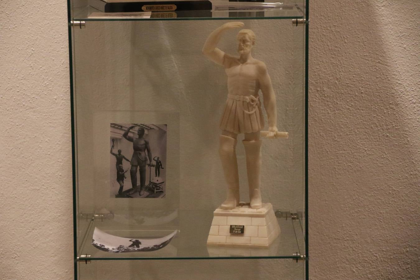 La Casa-Museo Vasco Núñez de Balboa reabrió, ayer, sus puertas con motivo del V Centenario de la muerte del ilustre explorador, gobernante y conquistador jerezano. Virginia Borrallo, alcaldesa del municipio, y Antonio Torrado, miembro de la oficina de turismo, destacaron que esta reapertura se debe a que la Casa-Museo necesitaba «llenarse de contenido y ampliar su colección de enseres». La cita se convirtió, junto con la presentación del cupón de la ONCE el pasado 10 de enero, en el prólogo de una programación de actividades que se desarrollará durante el mes de febrero.
