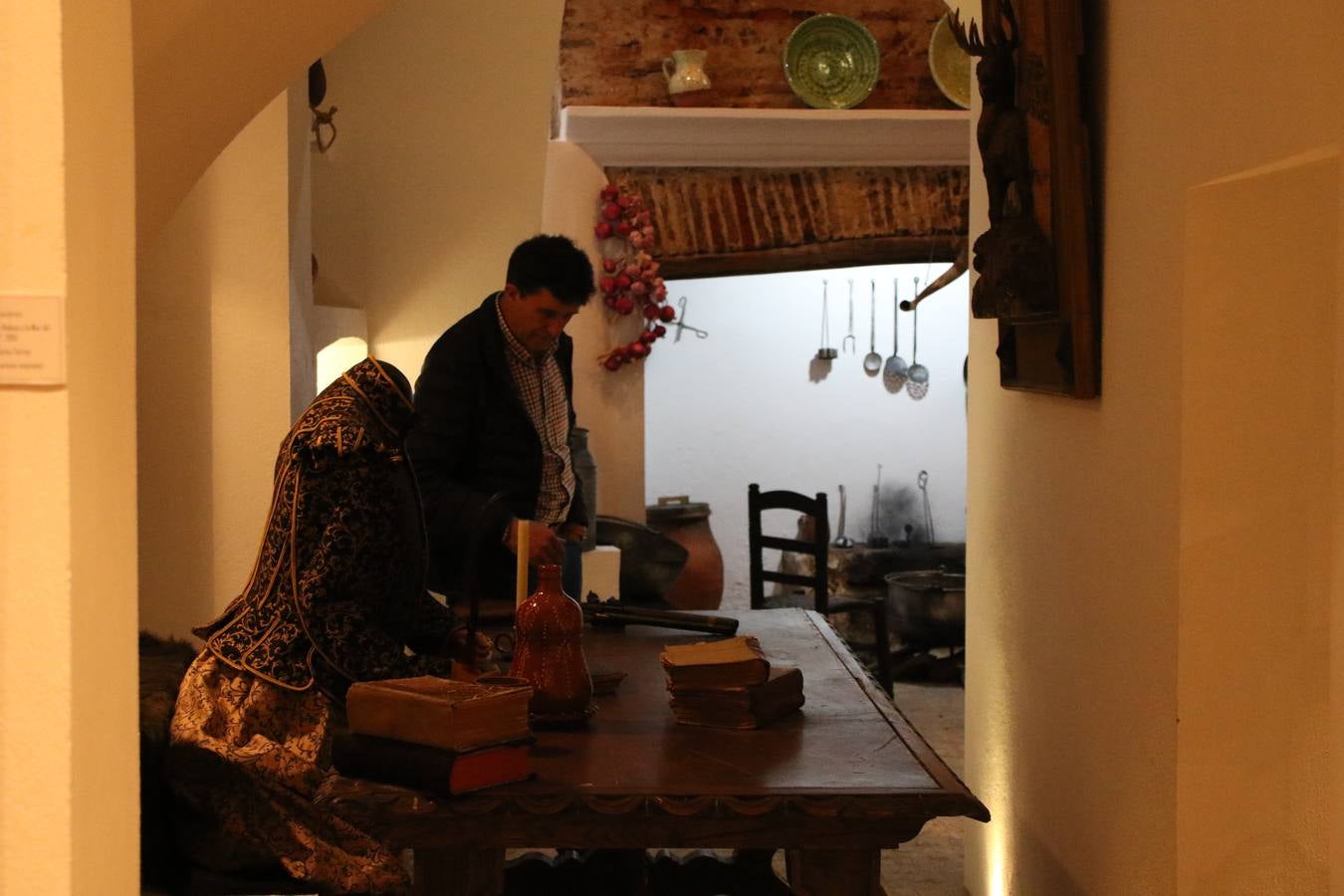 La Casa-Museo Vasco Núñez de Balboa reabrió, ayer, sus puertas con motivo del V Centenario de la muerte del ilustre explorador, gobernante y conquistador jerezano. Virginia Borrallo, alcaldesa del municipio, y Antonio Torrado, miembro de la oficina de turismo, destacaron que esta reapertura se debe a que la Casa-Museo necesitaba «llenarse de contenido y ampliar su colección de enseres». La cita se convirtió, junto con la presentación del cupón de la ONCE el pasado 10 de enero, en el prólogo de una programación de actividades que se desarrollará durante el mes de febrero.