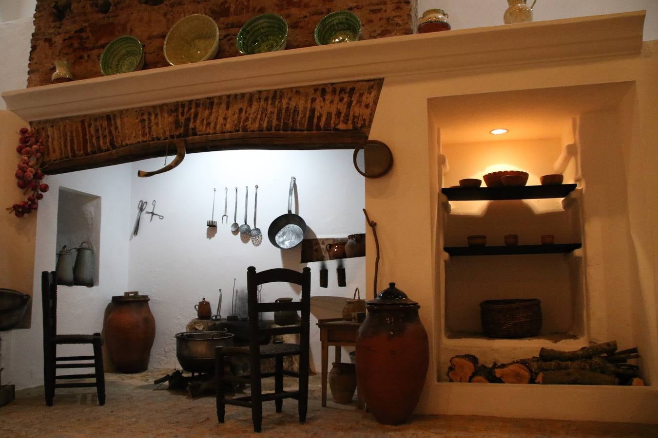 La Casa-Museo Vasco Núñez de Balboa reabrió, ayer, sus puertas con motivo del V Centenario de la muerte del ilustre explorador, gobernante y conquistador jerezano. Virginia Borrallo, alcaldesa del municipio, y Antonio Torrado, miembro de la oficina de turismo, destacaron que esta reapertura se debe a que la Casa-Museo necesitaba «llenarse de contenido y ampliar su colección de enseres». La cita se convirtió, junto con la presentación del cupón de la ONCE el pasado 10 de enero, en el prólogo de una programación de actividades que se desarrollará durante el mes de febrero.
