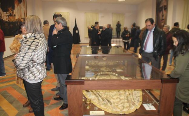 Una gran urna preside el espacio central de la casa y custodia túnicas de mucha antigüedad como la del Cristo.