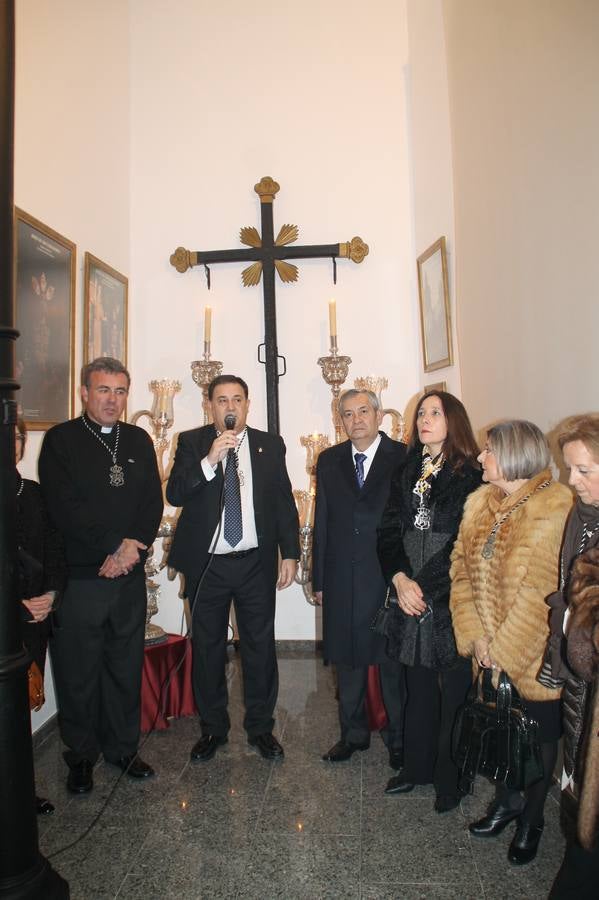 La Antigua y Pontificia Cofradía de Jesús Orando en el Huerto y Nuestra Señora del Rosario, cuya existencia se remonta al siglo XVI, según atestiguan los libros parroquiales, inauguró anoche su Casa de Hermandad, haciendo partícipe al resto de cofradías y hermandades de Jerez de los Caballeros de un momento extraordinario para incorporar a su Historia y a la de la propia Semana Santa Jerezana, de Interés Turístico Nacional. Mantos, túnicas y otros enseres representativos del legado de siglos que conserva esta Cofradía del Silencio, como se la conoce popularmente, se exponen en dicha Casa, ubicada en la planta superior de un ala de la Casa de la Iglesia, justo enfrente de la Puerta del Perdón de la Iglesia de San Miguel Arcángel desde la cual realiza su salida penitencial cada Martes Santo.