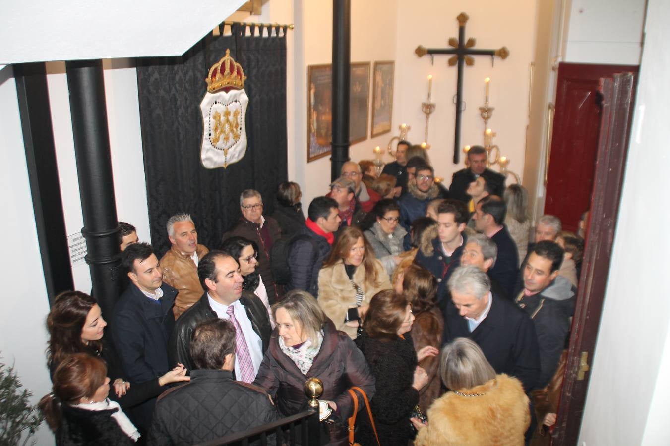 La Antigua y Pontificia Cofradía de Jesús Orando en el Huerto y Nuestra Señora del Rosario, cuya existencia se remonta al siglo XVI, según atestiguan los libros parroquiales, inauguró anoche su Casa de Hermandad, haciendo partícipe al resto de cofradías y hermandades de Jerez de los Caballeros de un momento extraordinario para incorporar a su Historia y a la de la propia Semana Santa Jerezana, de Interés Turístico Nacional. Mantos, túnicas y otros enseres representativos del legado de siglos que conserva esta Cofradía del Silencio, como se la conoce popularmente, se exponen en dicha Casa, ubicada en la planta superior de un ala de la Casa de la Iglesia, justo enfrente de la Puerta del Perdón de la Iglesia de San Miguel Arcángel desde la cual realiza su salida penitencial cada Martes Santo.