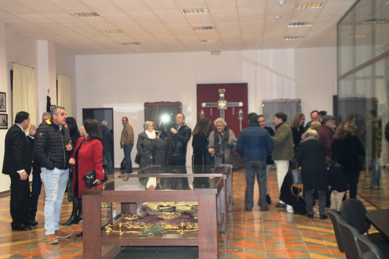 La Antigua y Pontificia Cofradía de Jesús Orando en el Huerto y Nuestra Señora del Rosario, cuya existencia se remonta al siglo XVI, según atestiguan los libros parroquiales, inauguró anoche su Casa de Hermandad, haciendo partícipe al resto de cofradías y hermandades de Jerez de los Caballeros de un momento extraordinario para incorporar a su Historia y a la de la propia Semana Santa Jerezana, de Interés Turístico Nacional. Mantos, túnicas y otros enseres representativos del legado de siglos que conserva esta Cofradía del Silencio, como se la conoce popularmente, se exponen en dicha Casa, ubicada en la planta superior de un ala de la Casa de la Iglesia, justo enfrente de la Puerta del Perdón de la Iglesia de San Miguel Arcángel desde la cual realiza su salida penitencial cada Martes Santo.
