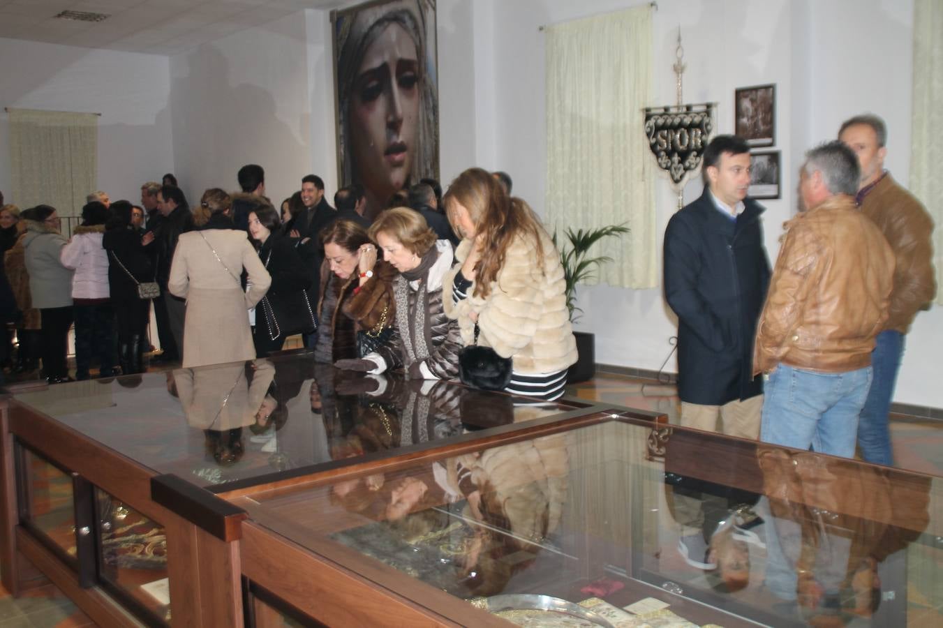 La Antigua y Pontificia Cofradía de Jesús Orando en el Huerto y Nuestra Señora del Rosario, cuya existencia se remonta al siglo XVI, según atestiguan los libros parroquiales, inauguró anoche su Casa de Hermandad, haciendo partícipe al resto de cofradías y hermandades de Jerez de los Caballeros de un momento extraordinario para incorporar a su Historia y a la de la propia Semana Santa Jerezana, de Interés Turístico Nacional. Mantos, túnicas y otros enseres representativos del legado de siglos que conserva esta Cofradía del Silencio, como se la conoce popularmente, se exponen en dicha Casa, ubicada en la planta superior de un ala de la Casa de la Iglesia, justo enfrente de la Puerta del Perdón de la Iglesia de San Miguel Arcángel desde la cual realiza su salida penitencial cada Martes Santo.