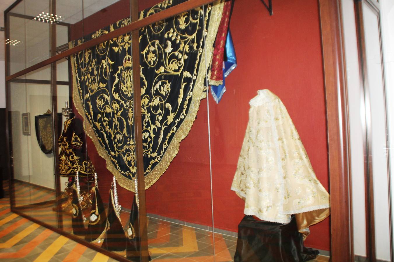 La Antigua y Pontificia Cofradía de Jesús Orando en el Huerto y Nuestra Señora del Rosario, cuya existencia se remonta al siglo XVI, según atestiguan los libros parroquiales, inauguró anoche su Casa de Hermandad, haciendo partícipe al resto de cofradías y hermandades de Jerez de los Caballeros de un momento extraordinario para incorporar a su Historia y a la de la propia Semana Santa Jerezana, de Interés Turístico Nacional. Mantos, túnicas y otros enseres representativos del legado de siglos que conserva esta Cofradía del Silencio, como se la conoce popularmente, se exponen en dicha Casa, ubicada en la planta superior de un ala de la Casa de la Iglesia, justo enfrente de la Puerta del Perdón de la Iglesia de San Miguel Arcángel desde la cual realiza su salida penitencial cada Martes Santo.