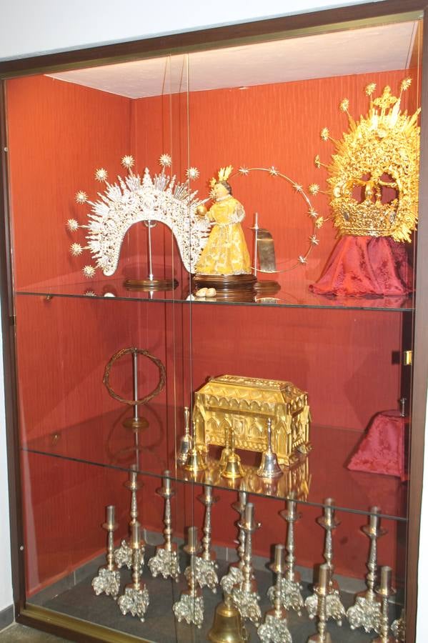 La Antigua y Pontificia Cofradía de Jesús Orando en el Huerto y Nuestra Señora del Rosario, cuya existencia se remonta al siglo XVI, según atestiguan los libros parroquiales, inauguró anoche su Casa de Hermandad, haciendo partícipe al resto de cofradías y hermandades de Jerez de los Caballeros de un momento extraordinario para incorporar a su Historia y a la de la propia Semana Santa Jerezana, de Interés Turístico Nacional. Mantos, túnicas y otros enseres representativos del legado de siglos que conserva esta Cofradía del Silencio, como se la conoce popularmente, se exponen en dicha Casa, ubicada en la planta superior de un ala de la Casa de la Iglesia, justo enfrente de la Puerta del Perdón de la Iglesia de San Miguel Arcángel desde la cual realiza su salida penitencial cada Martes Santo.