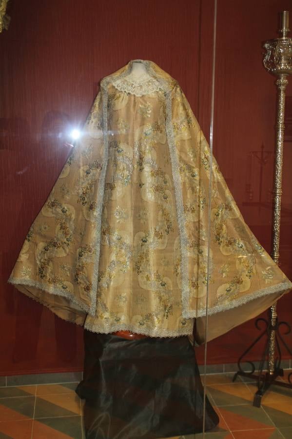 La Antigua y Pontificia Cofradía de Jesús Orando en el Huerto y Nuestra Señora del Rosario, cuya existencia se remonta al siglo XVI, según atestiguan los libros parroquiales, inauguró anoche su Casa de Hermandad, haciendo partícipe al resto de cofradías y hermandades de Jerez de los Caballeros de un momento extraordinario para incorporar a su Historia y a la de la propia Semana Santa Jerezana, de Interés Turístico Nacional. Mantos, túnicas y otros enseres representativos del legado de siglos que conserva esta Cofradía del Silencio, como se la conoce popularmente, se exponen en dicha Casa, ubicada en la planta superior de un ala de la Casa de la Iglesia, justo enfrente de la Puerta del Perdón de la Iglesia de San Miguel Arcángel desde la cual realiza su salida penitencial cada Martes Santo.