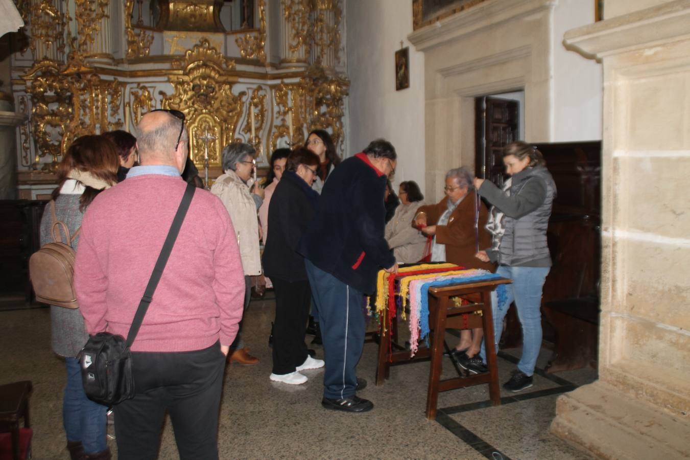 Personas de todas las edades han acudido en la mañana de este domingo, 3 de febrero, a la iglesia de Santa María de la Encarnación para cumplir con la costumbre de adquirir el cordón de San Blas, en el día en que se celebra su festividad. Se trata de una tradición arraigada en esta ciudad y vinculada a la Cofradía de Nuestro Padre Jesús Nazareno que la pone en valor cada año junto con el párroco de la ciudad.
