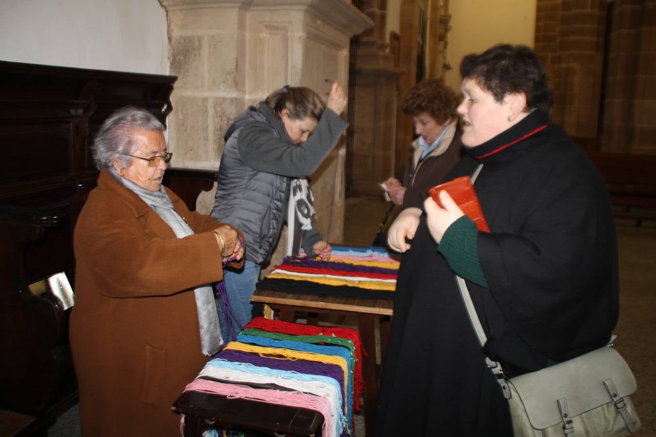 Personas de todas las edades han acudido en la mañana de este domingo, 3 de febrero, a la iglesia de Santa María de la Encarnación para cumplir con la costumbre de adquirir el cordón de San Blas, en el día en que se celebra su festividad. Se trata de una tradición arraigada en esta ciudad y vinculada a la Cofradía de Nuestro Padre Jesús Nazareno que la pone en valor cada año junto con el párroco de la ciudad.