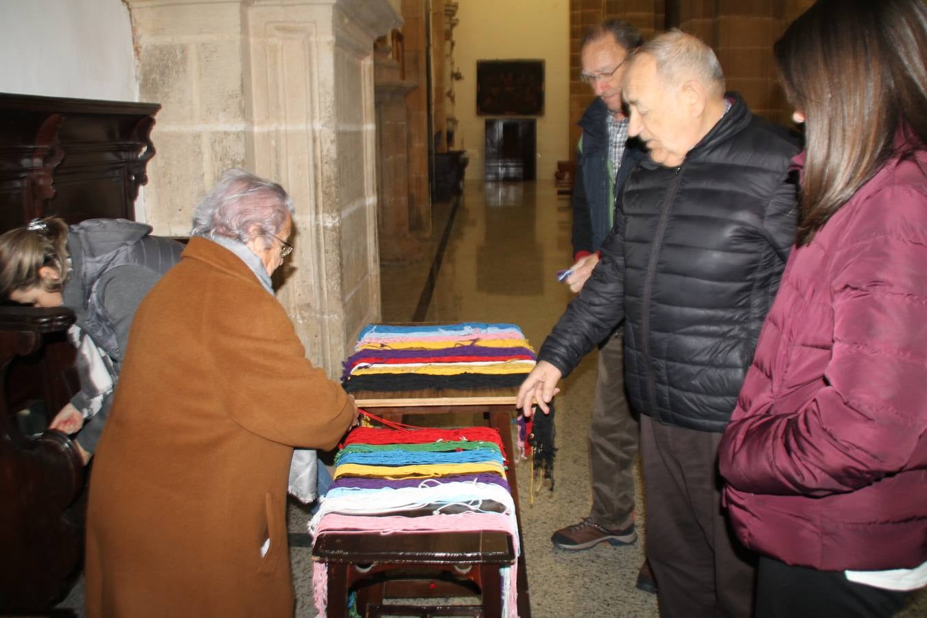 Personas de todas las edades han acudido en la mañana de este domingo, 3 de febrero, a la iglesia de Santa María de la Encarnación para cumplir con la costumbre de adquirir el cordón de San Blas, en el día en que se celebra su festividad. Se trata de una tradición arraigada en esta ciudad y vinculada a la Cofradía de Nuestro Padre Jesús Nazareno que la pone en valor cada año junto con el párroco de la ciudad.