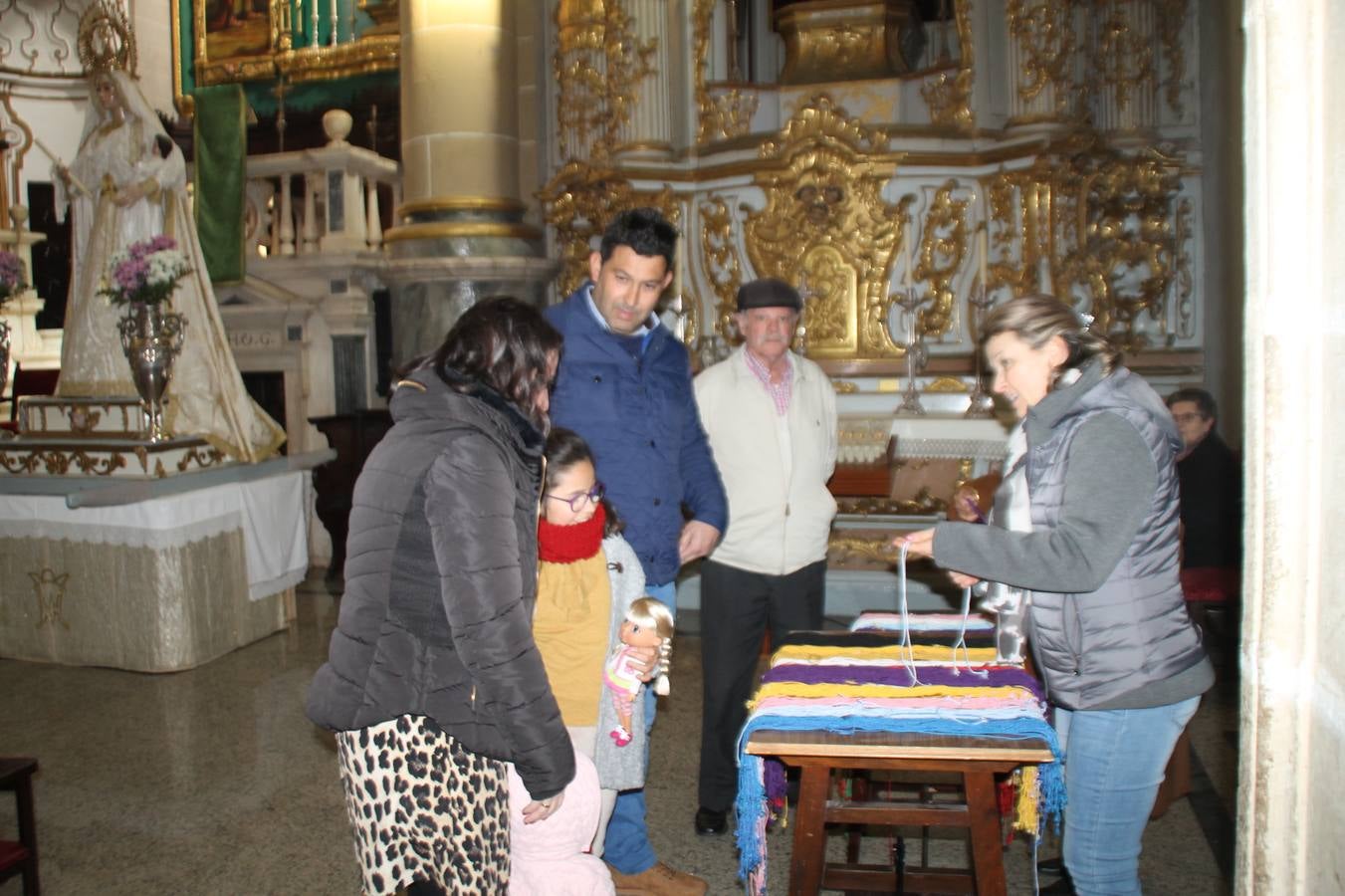 Personas de todas las edades han acudido en la mañana de este domingo, 3 de febrero, a la iglesia de Santa María de la Encarnación para cumplir con la costumbre de adquirir el cordón de San Blas, en el día en que se celebra su festividad. Se trata de una tradición arraigada en esta ciudad y vinculada a la Cofradía de Nuestro Padre Jesús Nazareno que la pone en valor cada año junto con el párroco de la ciudad.