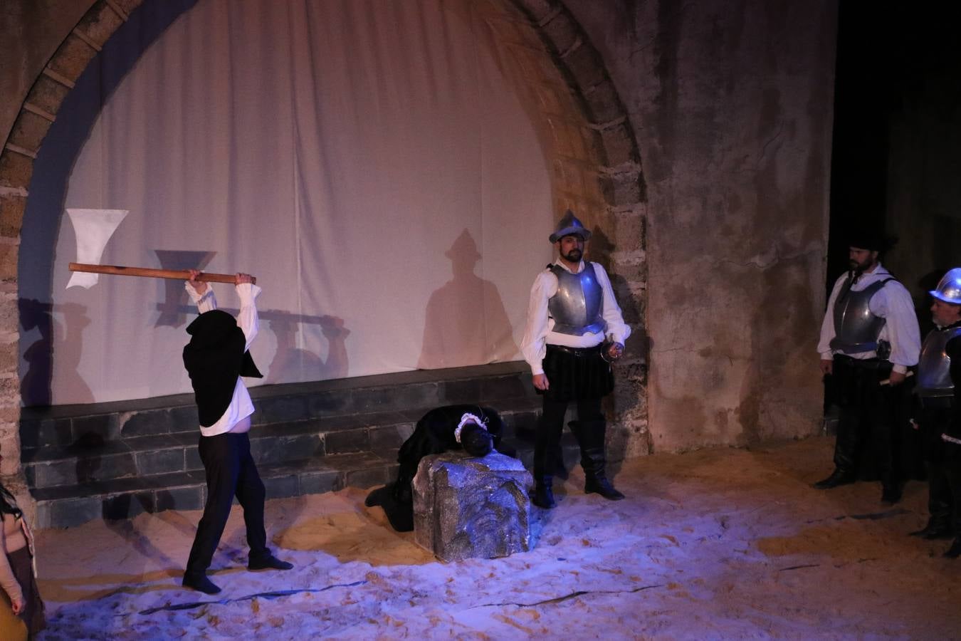 Jerez de los Caballeros rindió, ayer, homenaje a su ilustre hijo Vasco Núñez de Balboa con la representación teatral 'Balboa, la llave de la última frontera'. Más de medio centenar de personas recrearon la vida y ensalzaron la figura del explorador con una gran puesta en escena en el morabito de la Plaza de la Alcazaba.La citada representación estuvo dirigida por Pablo Pérez de Lazarraga y su guión estuvo basado en la obra de Feliciano Correa, historiador y cronista oficial de Jerez, titulada 'Balboa, la fantástica historia de un hidalgo español'. La recreación comenzó con un pasacalle que partió desde el Cine-Teatro Balboa y que, como ya avanzó HOY Jerez, «es fruto de varios meses de trabajo a través de los talleres de teatro, acrobacia y percusión que se han realizado en la localidad en estos últimos meses y al frente de los cuales han estado Fermín Núñez y Javier López».