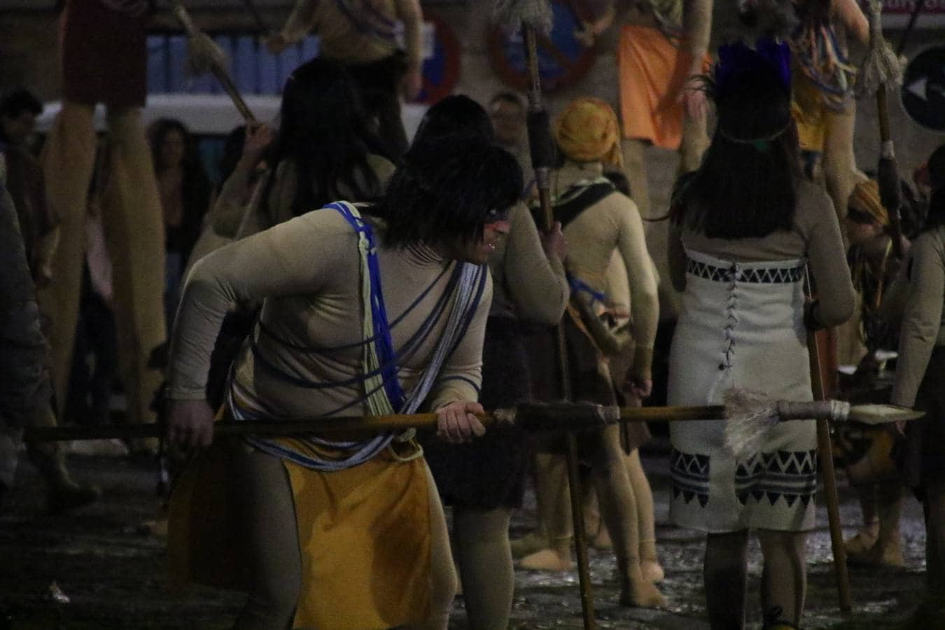 Jerez de los Caballeros rindió, ayer, homenaje a su ilustre hijo Vasco Núñez de Balboa con la representación teatral 'Balboa, la llave de la última frontera'. Más de medio centenar de personas recrearon la vida y ensalzaron la figura del explorador con una gran puesta en escena en el morabito de la Plaza de la Alcazaba.La citada representación estuvo dirigida por Pablo Pérez de Lazarraga y su guión estuvo basado en la obra de Feliciano Correa, historiador y cronista oficial de Jerez, titulada 'Balboa, la fantástica historia de un hidalgo español'. La recreación comenzó con un pasacalle que partió desde el Cine-Teatro Balboa y que, como ya avanzó HOY Jerez, «es fruto de varios meses de trabajo a través de los talleres de teatro, acrobacia y percusión que se han realizado en la localidad en estos últimos meses y al frente de los cuales han estado Fermín Núñez y Javier López». 