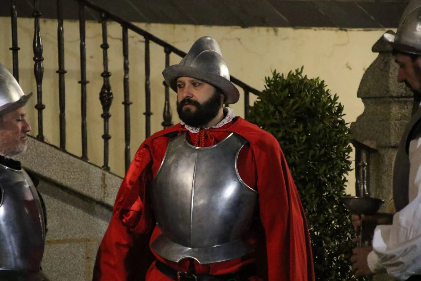 Jerez de los Caballeros rindió, ayer, homenaje a su ilustre hijo Vasco Núñez de Balboa con la representación teatral 'Balboa, la llave de la última frontera'. Más de medio centenar de personas recrearon la vida y ensalzaron la figura del explorador con una gran puesta en escena en el morabito de la Plaza de la Alcazaba.La citada representación estuvo dirigida por Pablo Pérez de Lazarraga y su guión estuvo basado en la obra de Feliciano Correa, historiador y cronista oficial de Jerez, titulada 'Balboa, la fantástica historia de un hidalgo español'. La recreación comenzó con un pasacalle que partió desde el Cine-Teatro Balboa y que, como ya avanzó HOY Jerez, «es fruto de varios meses de trabajo a través de los talleres de teatro, acrobacia y percusión que se han realizado en la localidad en estos últimos meses y al frente de los cuales han estado Fermín Núñez y Javier López». 