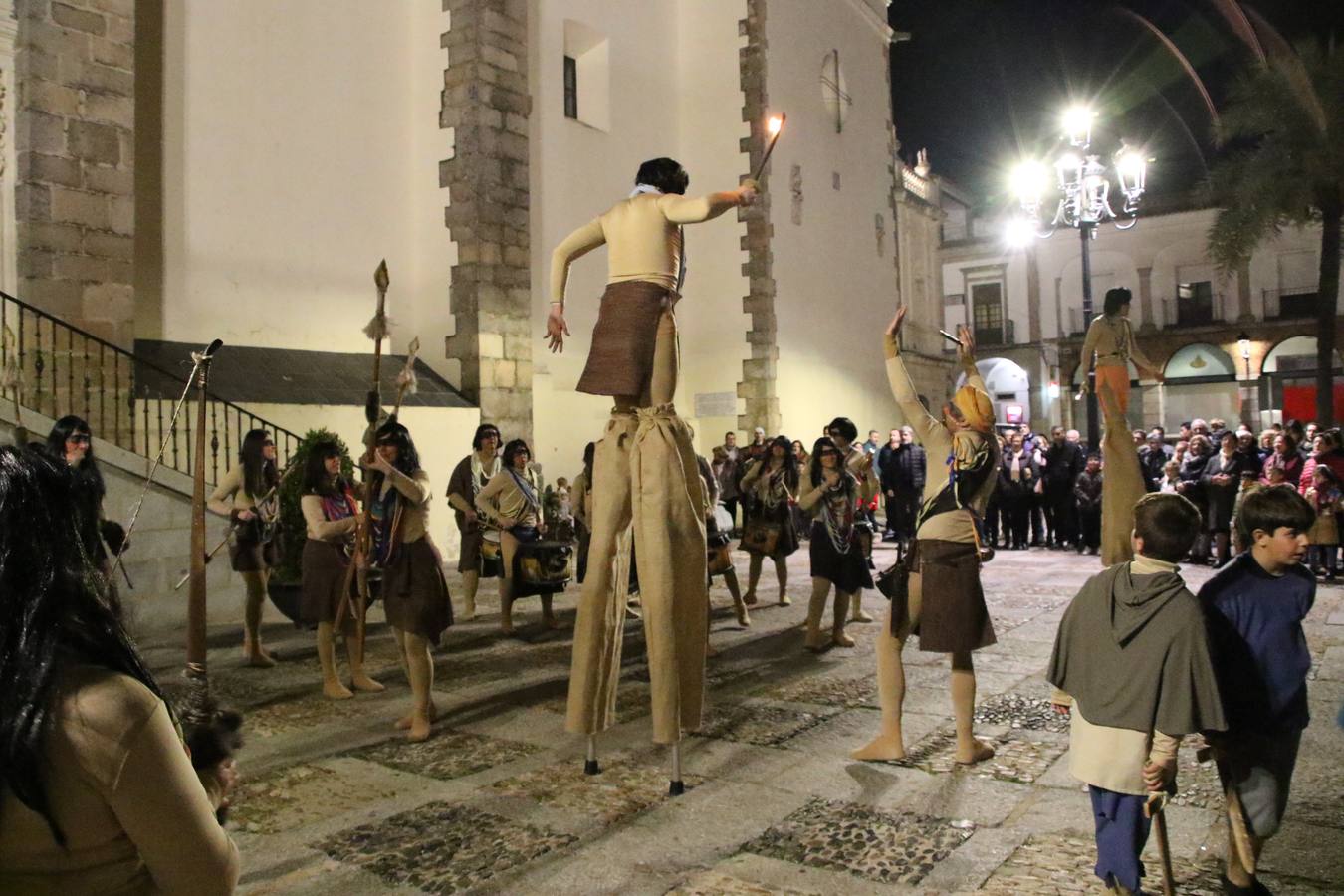 Jerez de los Caballeros rindió, ayer, homenaje a su ilustre hijo Vasco Núñez de Balboa con la representación teatral 'Balboa, la llave de la última frontera'. Más de medio centenar de personas recrearon la vida y ensalzaron la figura del explorador con una gran puesta en escena en el morabito de la Plaza de la Alcazaba.La citada representación estuvo dirigida por Pablo Pérez de Lazarraga y su guión estuvo basado en la obra de Feliciano Correa, historiador y cronista oficial de Jerez, titulada 'Balboa, la fantástica historia de un hidalgo español'. La recreación comenzó con un pasacalle que partió desde el Cine-Teatro Balboa y que, como ya avanzó HOY Jerez, «es fruto de varios meses de trabajo a través de los talleres de teatro, acrobacia y percusión que se han realizado en la localidad en estos últimos meses y al frente de los cuales han estado Fermín Núñez y Javier López». 