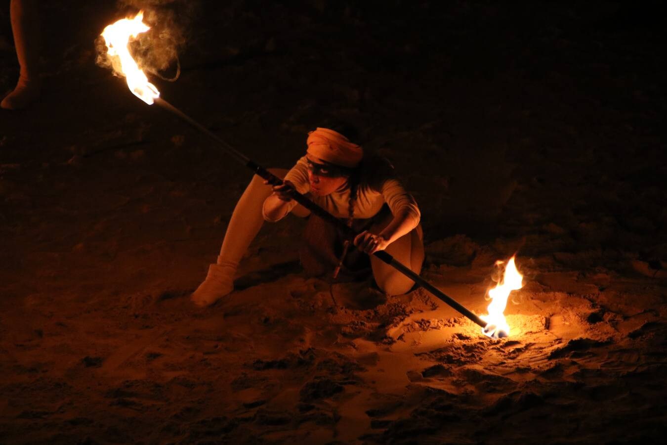 Jerez de los Caballeros rindió, ayer, homenaje a su ilustre hijo Vasco Núñez de Balboa con la representación teatral 'Balboa, la llave de la última frontera'. Más de medio centenar de personas recrearon la vida y ensalzaron la figura del explorador con una gran puesta en escena en el morabito de la Plaza de la Alcazaba.La citada representación estuvo dirigida por Pablo Pérez de Lazarraga y su guión estuvo basado en la obra de Feliciano Correa, historiador y cronista oficial de Jerez, titulada 'Balboa, la fantástica historia de un hidalgo español'. La recreación comenzó con un pasacalle que partió desde el Cine-Teatro Balboa y que, como ya avanzó HOY Jerez, «es fruto de varios meses de trabajo a través de los talleres de teatro, acrobacia y percusión que se han realizado en la localidad en estos últimos meses y al frente de los cuales han estado Fermín Núñez y Javier López». 