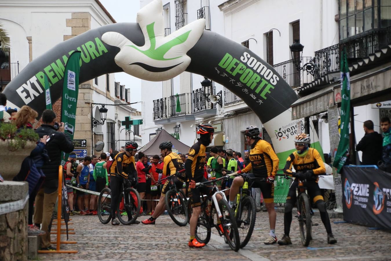 Daniel Remón Señorán, en masculino, y Beatriz González Suárez, en femenino, han sido los vencedores absolutos del I Trail Jerez de los Caballeros-Sierra San José que se ha celebrado, esta mañana, en el municipio. La prueba, de 27 kilómetros, ha contado con un circuito alternativo, de 11 kilómetros, donde el jerezano Fernando Méndez García y María Isabel González Méndez se han alzado con la victoria. Más de 200 corredores han disfrutado de esta prueba que ha conjugado deporte y naturaleza.