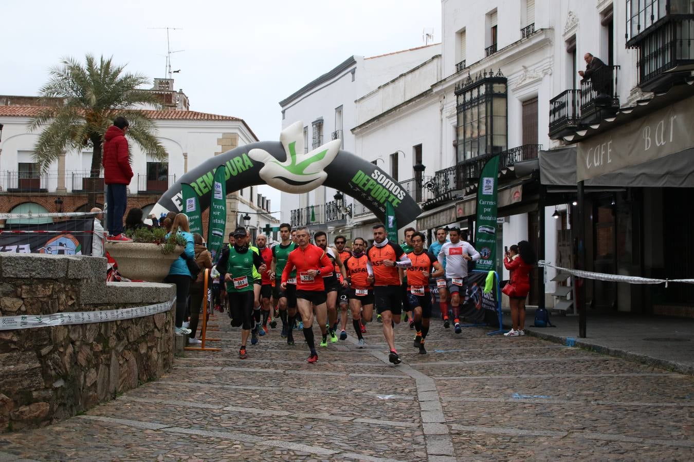 Daniel Remón Señorán, en masculino, y Beatriz González Suárez, en femenino, han sido los vencedores absolutos del I Trail Jerez de los Caballeros-Sierra San José que se ha celebrado, esta mañana, en el municipio. La prueba, de 27 kilómetros, ha contado con un circuito alternativo, de 11 kilómetros, donde el jerezano Fernando Méndez García y María Isabel González Méndez se han alzado con la victoria. Más de 200 corredores han disfrutado de esta prueba que ha conjugado deporte y naturaleza.