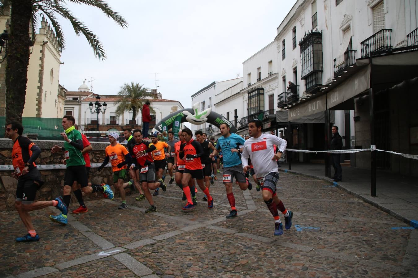 Daniel Remón Señorán, en masculino, y Beatriz González Suárez, en femenino, han sido los vencedores absolutos del I Trail Jerez de los Caballeros-Sierra San José que se ha celebrado, esta mañana, en el municipio. La prueba, de 27 kilómetros, ha contado con un circuito alternativo, de 11 kilómetros, donde el jerezano Fernando Méndez García y María Isabel González Méndez se han alzado con la victoria. Más de 200 corredores han disfrutado de esta prueba que ha conjugado deporte y naturaleza.