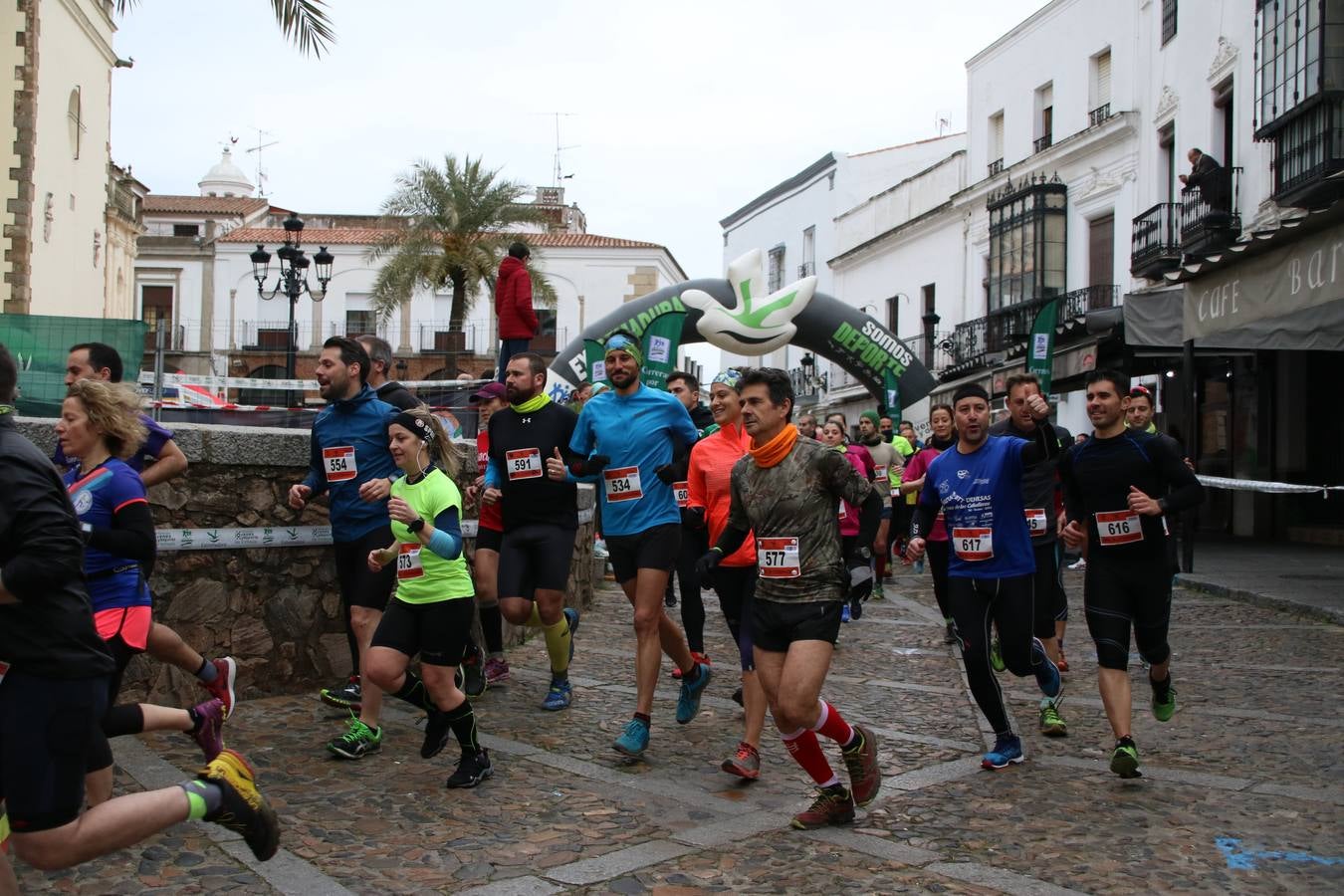 Daniel Remón Señorán, en masculino, y Beatriz González Suárez, en femenino, han sido los vencedores absolutos del I Trail Jerez de los Caballeros-Sierra San José que se ha celebrado, esta mañana, en el municipio. La prueba, de 27 kilómetros, ha contado con un circuito alternativo, de 11 kilómetros, donde el jerezano Fernando Méndez García y María Isabel González Méndez se han alzado con la victoria. Más de 200 corredores han disfrutado de esta prueba que ha conjugado deporte y naturaleza.