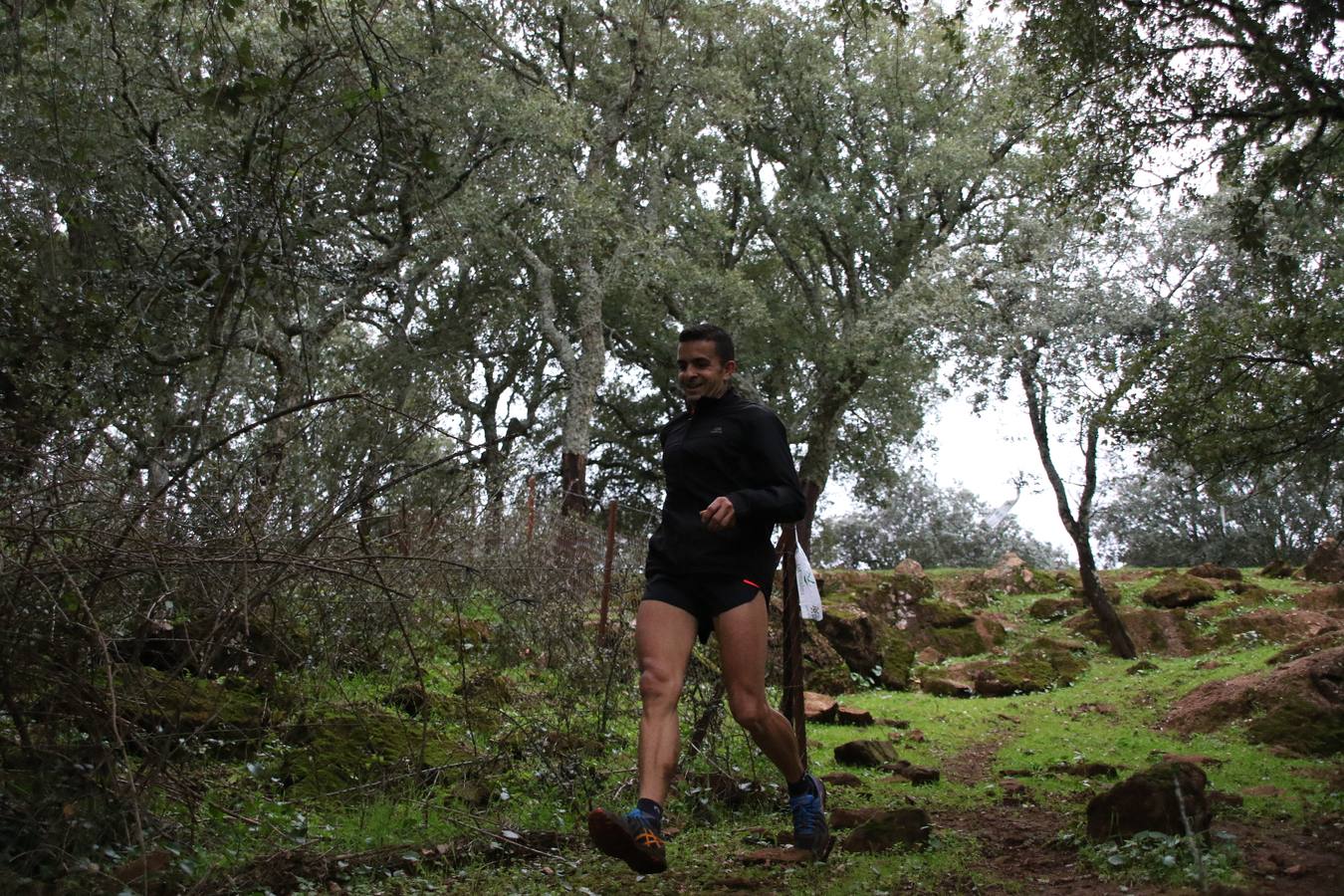Daniel Remón Señorán, en masculino, y Beatriz González Suárez, en femenino, han sido los vencedores absolutos del I Trail Jerez de los Caballeros-Sierra San José que se ha celebrado, esta mañana, en el municipio. La prueba, de 27 kilómetros, ha contado con un circuito alternativo, de 11 kilómetros, donde el jerezano Fernando Méndez García y María Isabel González Méndez se han alzado con la victoria. Más de 200 corredores han disfrutado de esta prueba que ha conjugado deporte y naturaleza.