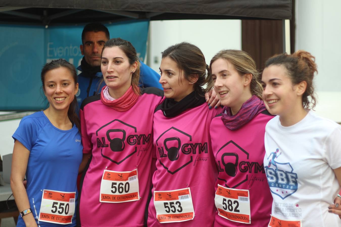 Daniel Remón Señorán, en masculino, y Beatriz González Suárez, en femenino, han sido los vencedores absolutos del I Trail Jerez de los Caballeros-Sierra San José que se ha celebrado, esta mañana, en el municipio. La prueba, de 27 kilómetros, ha contado con un circuito alternativo, de 11 kilómetros, donde el jerezano Fernando Méndez García y María Isabel González Méndez se han alzado con la victoria. Más de 200 corredores han disfrutado de esta prueba que ha conjugado deporte y naturaleza.