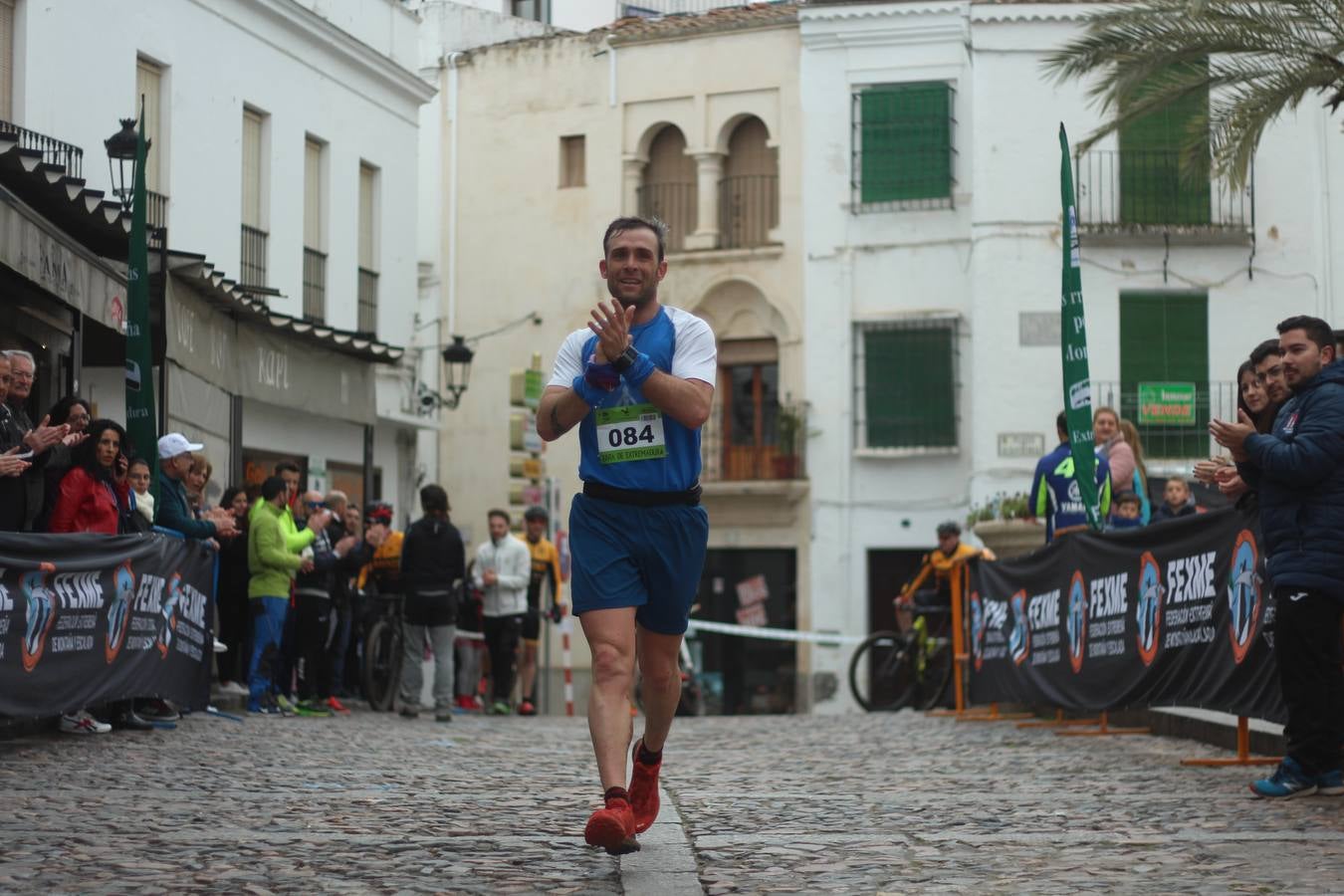 Daniel Remón Señorán, en masculino, y Beatriz González Suárez, en femenino, han sido los vencedores absolutos del I Trail Jerez de los Caballeros-Sierra San José que se ha celebrado, esta mañana, en el municipio. La prueba, de 27 kilómetros, ha contado con un circuito alternativo, de 11 kilómetros, donde el jerezano Fernando Méndez García y María Isabel González Méndez se han alzado con la victoria. Más de 200 corredores han disfrutado de esta prueba que ha conjugado deporte y naturaleza.