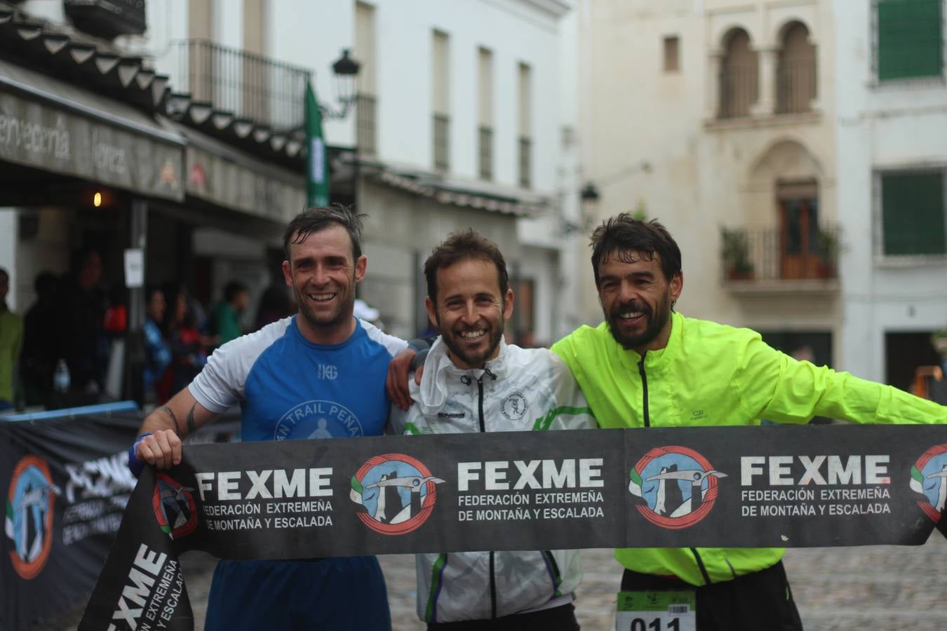 Daniel Remón Señorán, en masculino, y Beatriz González Suárez, en femenino, han sido los vencedores absolutos del I Trail Jerez de los Caballeros-Sierra San José que se ha celebrado, esta mañana, en el municipio. La prueba, de 27 kilómetros, ha contado con un circuito alternativo, de 11 kilómetros, donde el jerezano Fernando Méndez García y María Isabel González Méndez se han alzado con la victoria. Más de 200 corredores han disfrutado de esta prueba que ha conjugado deporte y naturaleza.