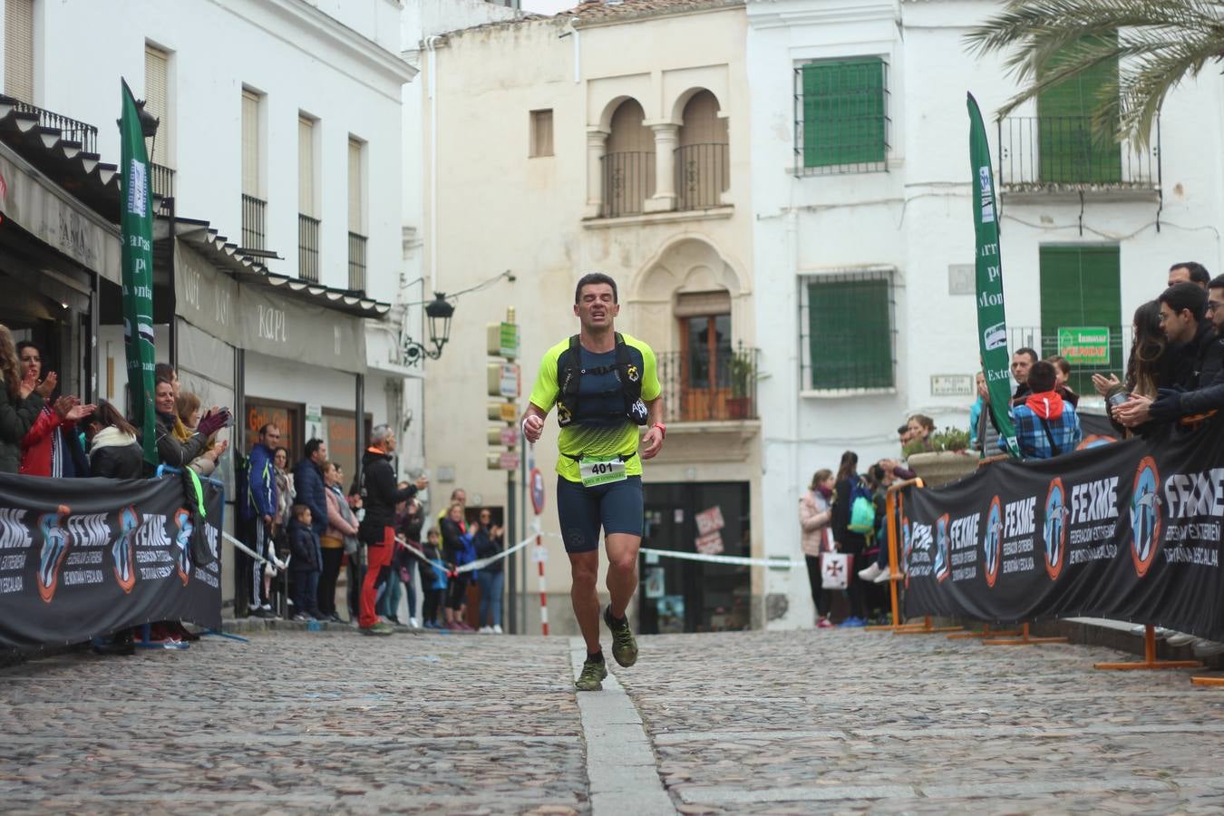 Daniel Remón Señorán, en masculino, y Beatriz González Suárez, en femenino, han sido los vencedores absolutos del I Trail Jerez de los Caballeros-Sierra San José que se ha celebrado, esta mañana, en el municipio. La prueba, de 27 kilómetros, ha contado con un circuito alternativo, de 11 kilómetros, donde el jerezano Fernando Méndez García y María Isabel González Méndez se han alzado con la victoria. Más de 200 corredores han disfrutado de esta prueba que ha conjugado deporte y naturaleza.