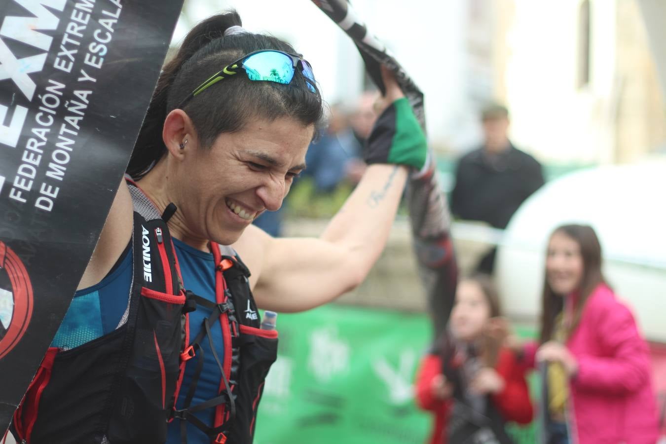 Daniel Remón Señorán, en masculino, y Beatriz González Suárez, en femenino, han sido los vencedores absolutos del I Trail Jerez de los Caballeros-Sierra San José que se ha celebrado, esta mañana, en el municipio. La prueba, de 27 kilómetros, ha contado con un circuito alternativo, de 11 kilómetros, donde el jerezano Fernando Méndez García y María Isabel González Méndez se han alzado con la victoria. Más de 200 corredores han disfrutado de esta prueba que ha conjugado deporte y naturaleza.