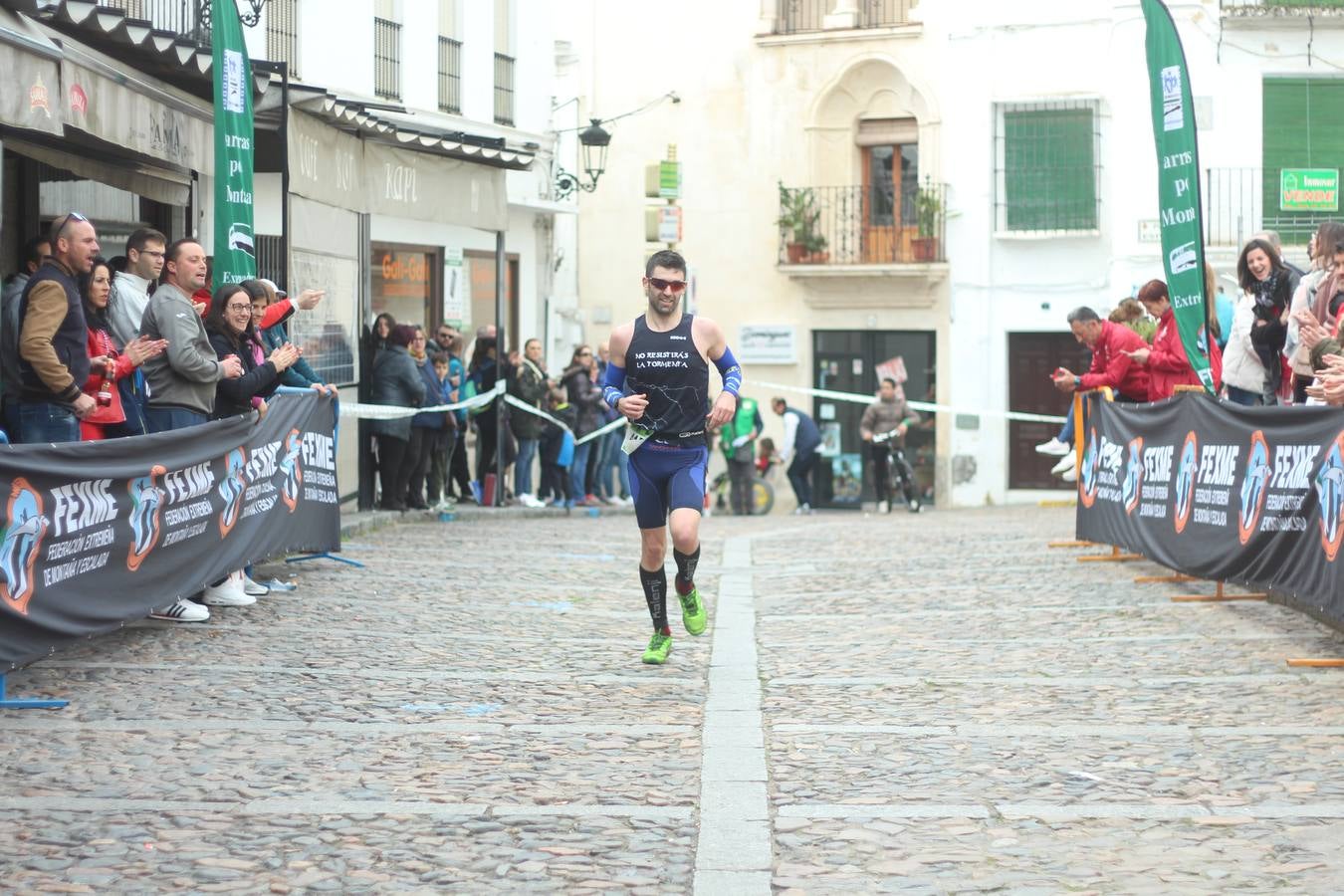 Daniel Remón Señorán, en masculino, y Beatriz González Suárez, en femenino, han sido los vencedores absolutos del I Trail Jerez de los Caballeros-Sierra San José que se ha celebrado, esta mañana, en el municipio. La prueba, de 27 kilómetros, ha contado con un circuito alternativo, de 11 kilómetros, donde el jerezano Fernando Méndez García y María Isabel González Méndez se han alzado con la victoria. Más de 200 corredores han disfrutado de esta prueba que ha conjugado deporte y naturaleza.
