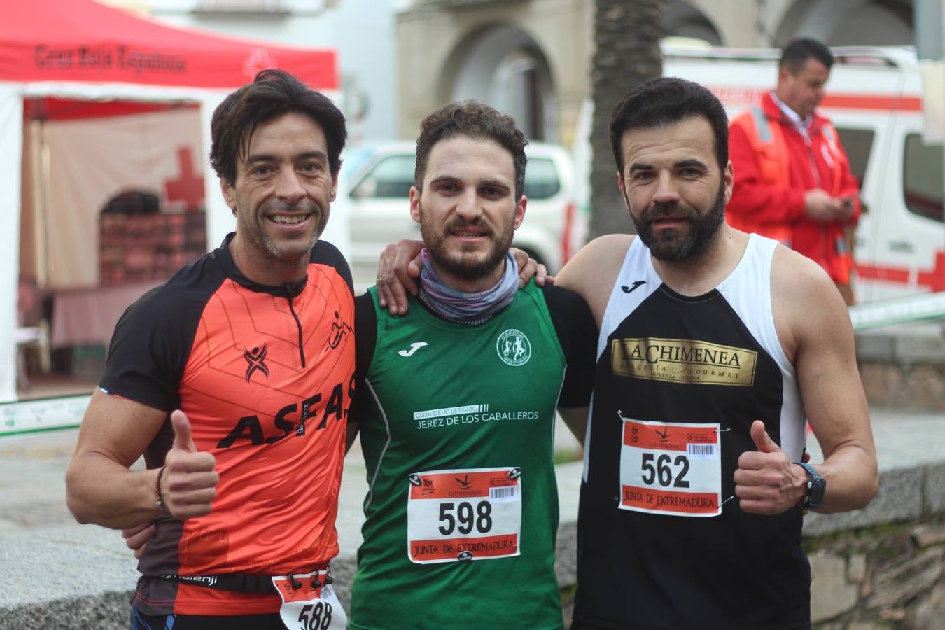 Daniel Remón Señorán, en masculino, y Beatriz González Suárez, en femenino, han sido los vencedores absolutos del I Trail Jerez de los Caballeros-Sierra San José que se ha celebrado, esta mañana, en el municipio. La prueba, de 27 kilómetros, ha contado con un circuito alternativo, de 11 kilómetros, donde el jerezano Fernando Méndez García y María Isabel González Méndez se han alzado con la victoria. Más de 200 corredores han disfrutado de esta prueba que ha conjugado deporte y naturaleza.