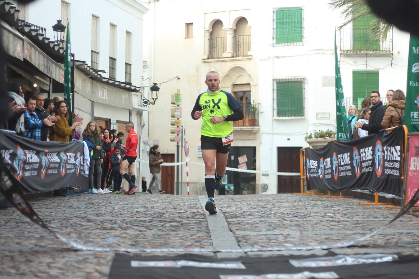 Daniel Remón Señorán, en masculino, y Beatriz González Suárez, en femenino, han sido los vencedores absolutos del I Trail Jerez de los Caballeros-Sierra San José que se ha celebrado, esta mañana, en el municipio. La prueba, de 27 kilómetros, ha contado con un circuito alternativo, de 11 kilómetros, donde el jerezano Fernando Méndez García y María Isabel González Méndez se han alzado con la victoria. Más de 200 corredores han disfrutado de esta prueba que ha conjugado deporte y naturaleza.