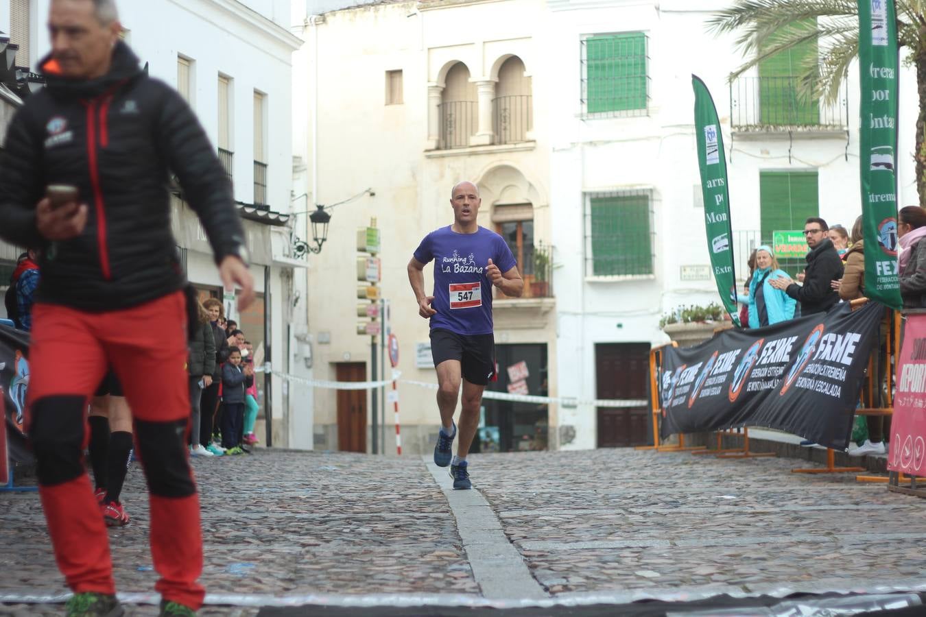 Daniel Remón Señorán, en masculino, y Beatriz González Suárez, en femenino, han sido los vencedores absolutos del I Trail Jerez de los Caballeros-Sierra San José que se ha celebrado, esta mañana, en el municipio. La prueba, de 27 kilómetros, ha contado con un circuito alternativo, de 11 kilómetros, donde el jerezano Fernando Méndez García y María Isabel González Méndez se han alzado con la victoria. Más de 200 corredores han disfrutado de esta prueba que ha conjugado deporte y naturaleza.