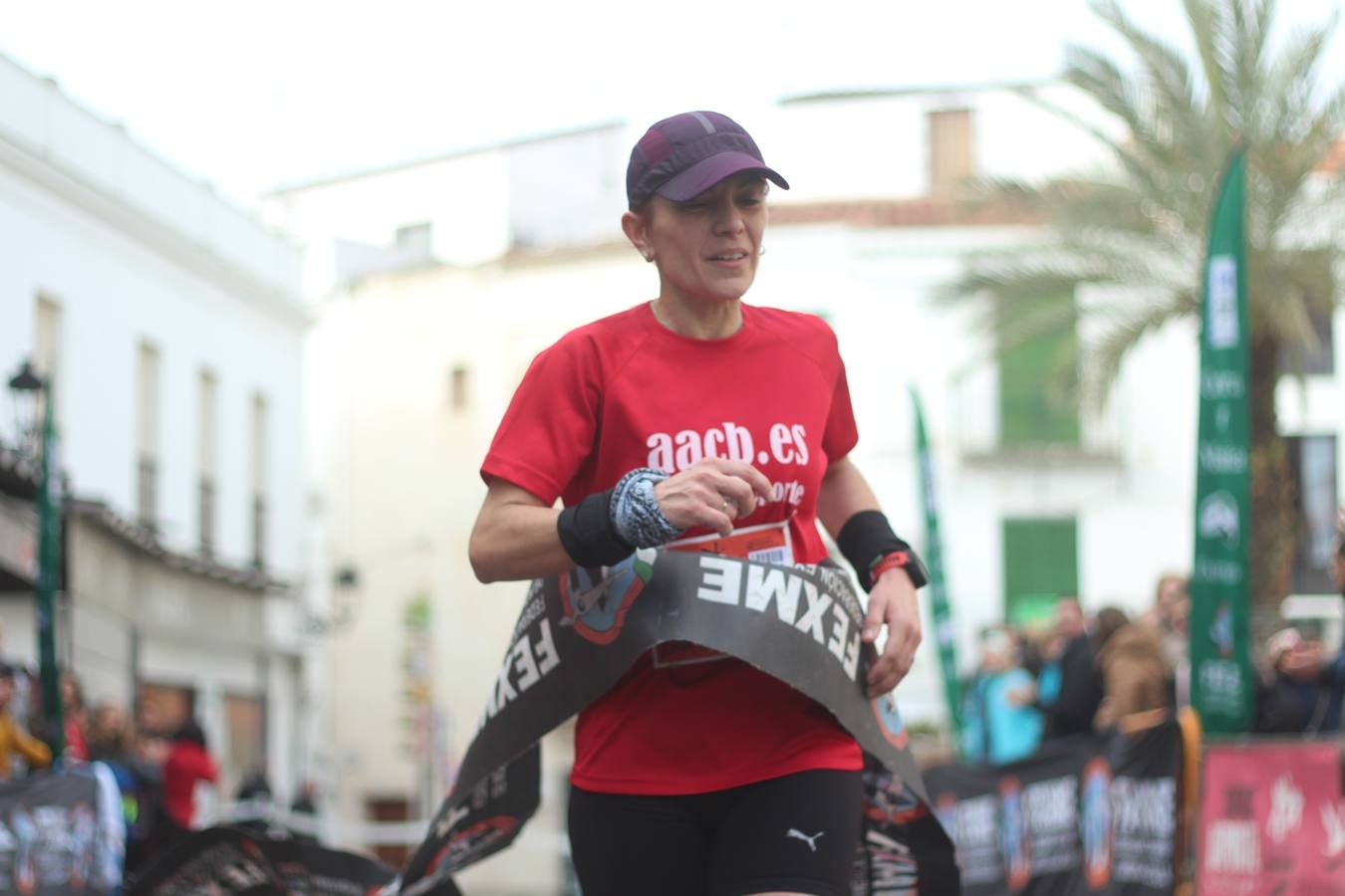 Daniel Remón Señorán, en masculino, y Beatriz González Suárez, en femenino, han sido los vencedores absolutos del I Trail Jerez de los Caballeros-Sierra San José que se ha celebrado, esta mañana, en el municipio. La prueba, de 27 kilómetros, ha contado con un circuito alternativo, de 11 kilómetros, donde el jerezano Fernando Méndez García y María Isabel González Méndez se han alzado con la victoria. Más de 200 corredores han disfrutado de esta prueba que ha conjugado deporte y naturaleza.