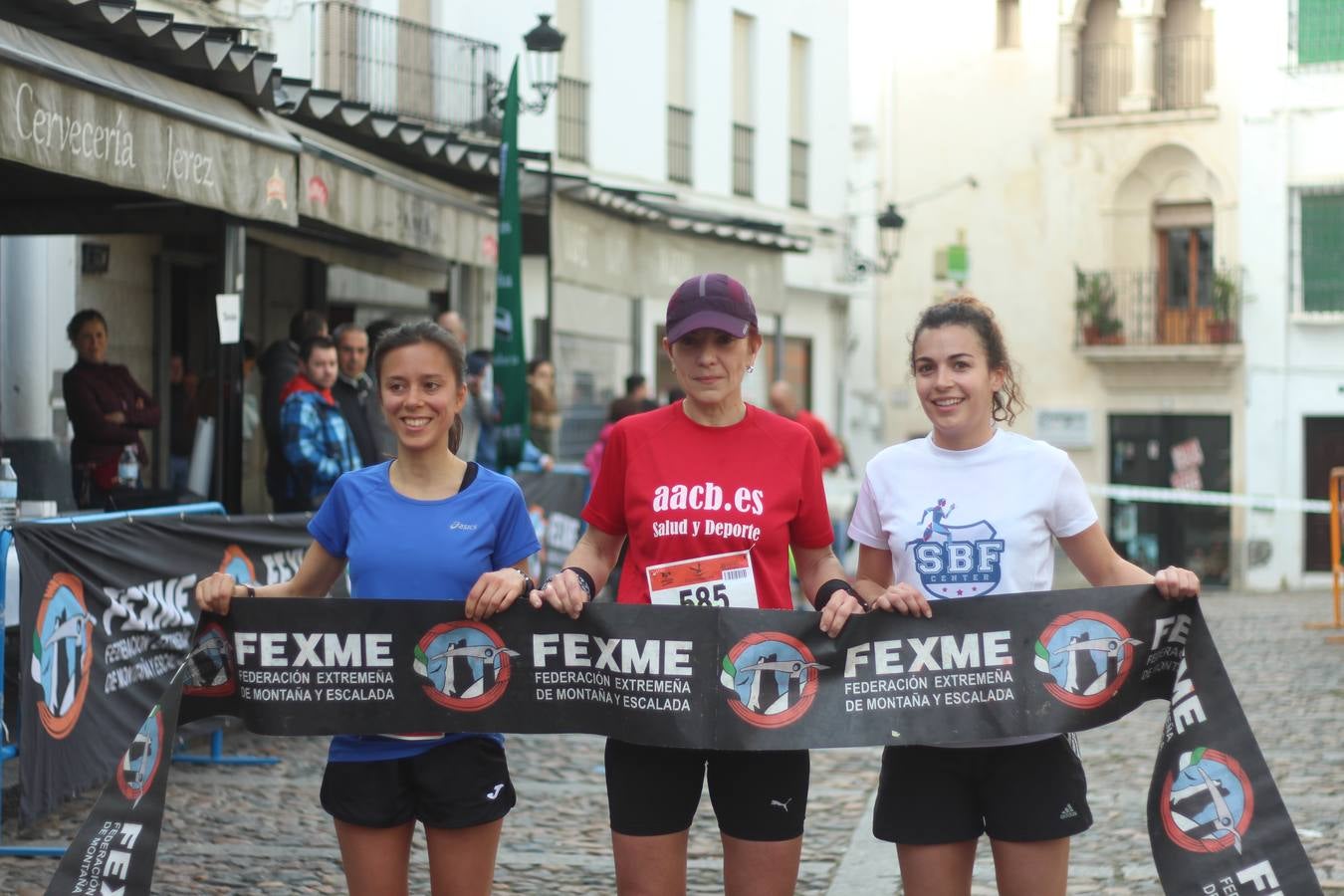 Daniel Remón Señorán, en masculino, y Beatriz González Suárez, en femenino, han sido los vencedores absolutos del I Trail Jerez de los Caballeros-Sierra San José que se ha celebrado, esta mañana, en el municipio. La prueba, de 27 kilómetros, ha contado con un circuito alternativo, de 11 kilómetros, donde el jerezano Fernando Méndez García y María Isabel González Méndez se han alzado con la victoria. Más de 200 corredores han disfrutado de esta prueba que ha conjugado deporte y naturaleza.