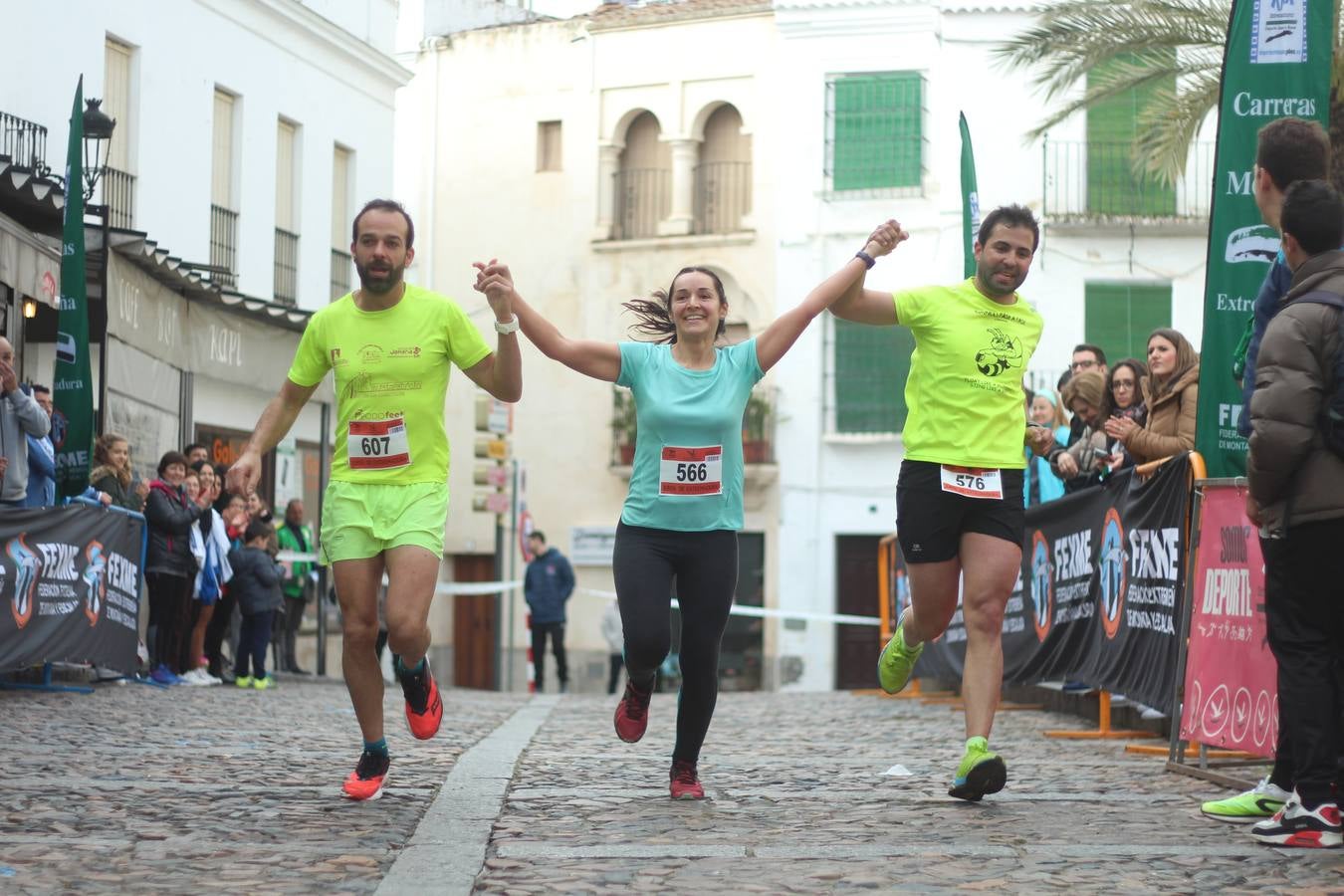 Daniel Remón Señorán, en masculino, y Beatriz González Suárez, en femenino, han sido los vencedores absolutos del I Trail Jerez de los Caballeros-Sierra San José que se ha celebrado, esta mañana, en el municipio. La prueba, de 27 kilómetros, ha contado con un circuito alternativo, de 11 kilómetros, donde el jerezano Fernando Méndez García y María Isabel González Méndez se han alzado con la victoria. Más de 200 corredores han disfrutado de esta prueba que ha conjugado deporte y naturaleza.