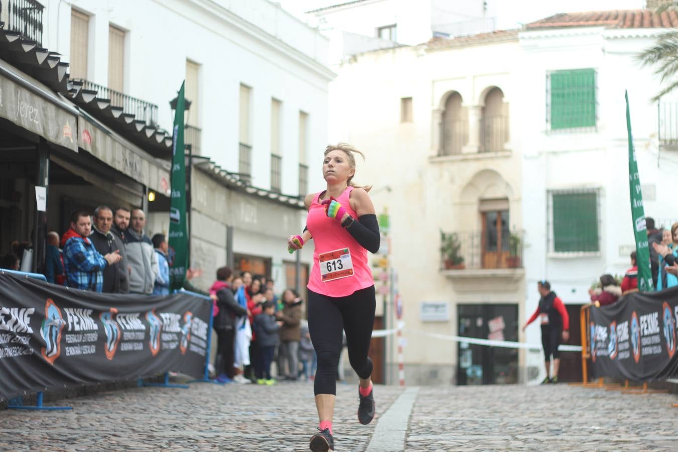 Daniel Remón Señorán, en masculino, y Beatriz González Suárez, en femenino, han sido los vencedores absolutos del I Trail Jerez de los Caballeros-Sierra San José que se ha celebrado, esta mañana, en el municipio. La prueba, de 27 kilómetros, ha contado con un circuito alternativo, de 11 kilómetros, donde el jerezano Fernando Méndez García y María Isabel González Méndez se han alzado con la victoria. Más de 200 corredores han disfrutado de esta prueba que ha conjugado deporte y naturaleza.
