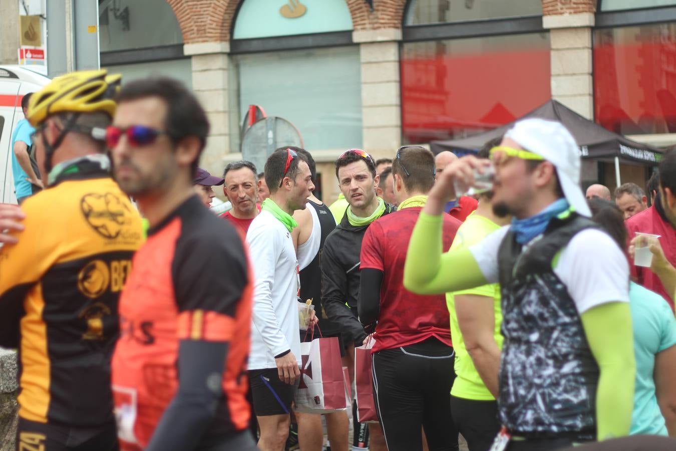 Daniel Remón Señorán, en masculino, y Beatriz González Suárez, en femenino, han sido los vencedores absolutos del I Trail Jerez de los Caballeros-Sierra San José que se ha celebrado, esta mañana, en el municipio. La prueba, de 27 kilómetros, ha contado con un circuito alternativo, de 11 kilómetros, donde el jerezano Fernando Méndez García y María Isabel González Méndez se han alzado con la victoria. Más de 200 corredores han disfrutado de esta prueba que ha conjugado deporte y naturaleza.